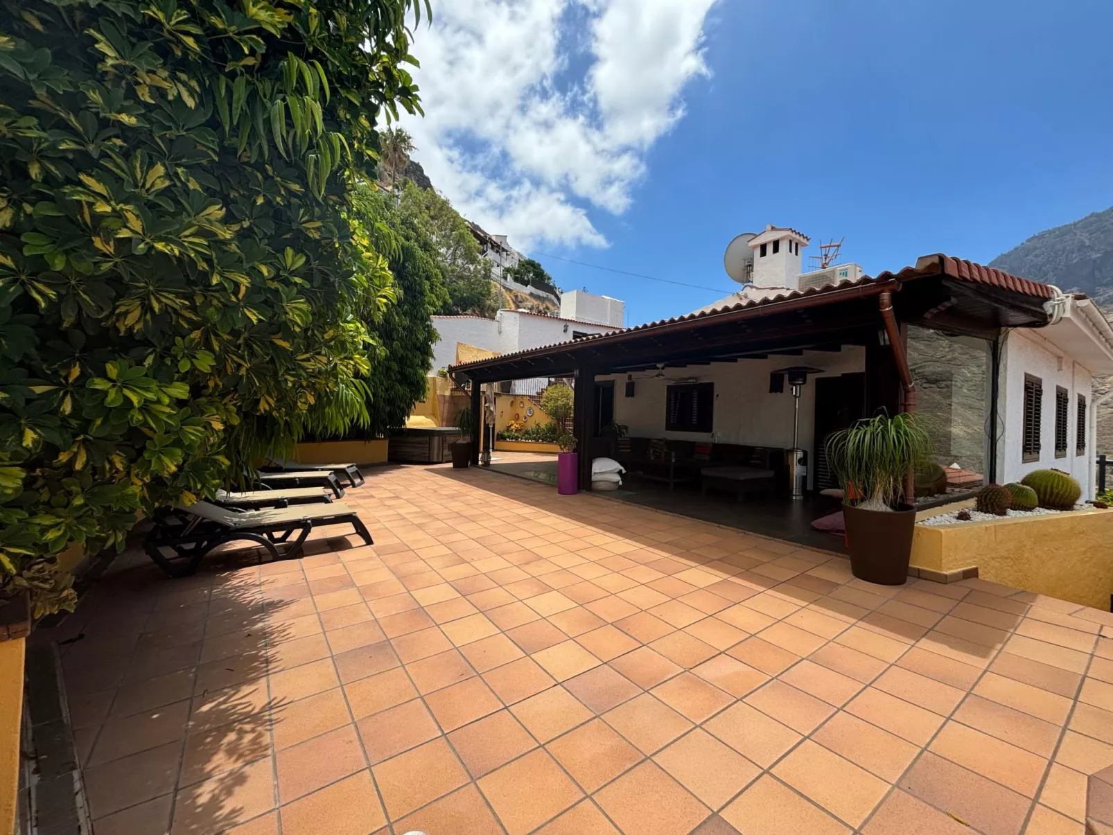 Haus mit Jacuzzi, Blick auf Berge, Meer und Entspannung-Binnen