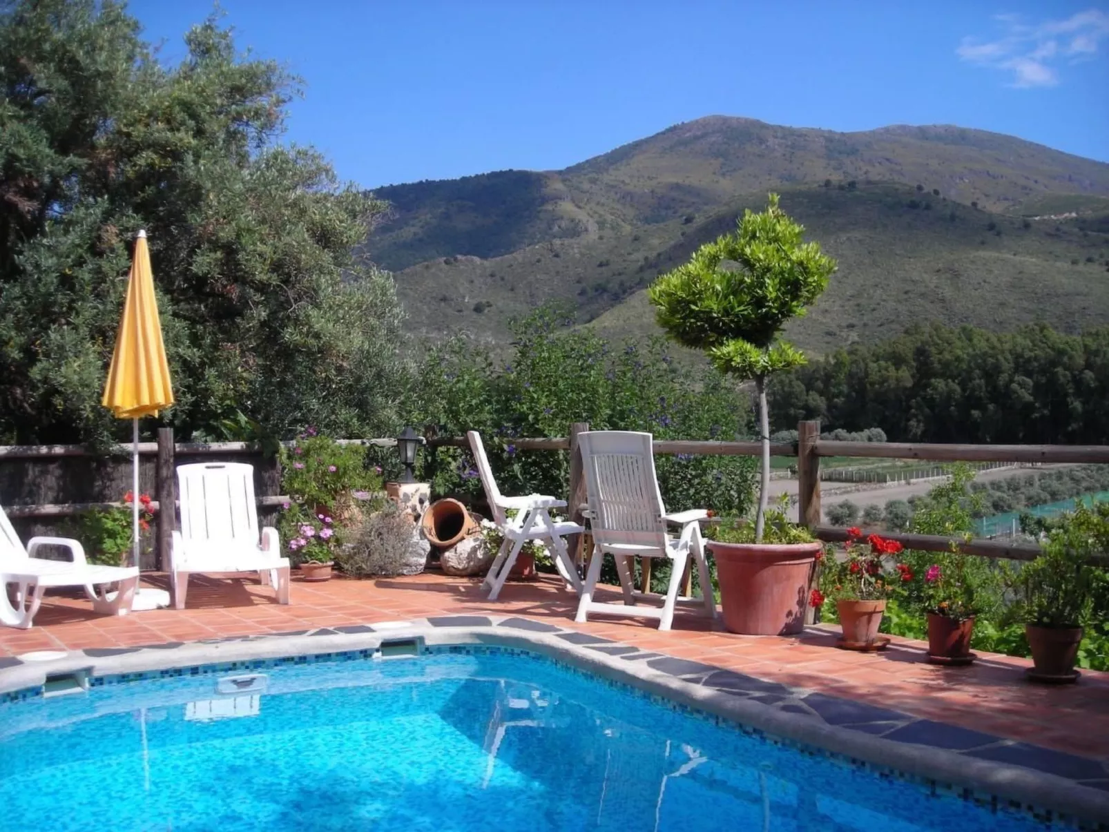Gemütliches Ferienhaus in Tíjola mit Grill, Garten und Terrasse-Buiten