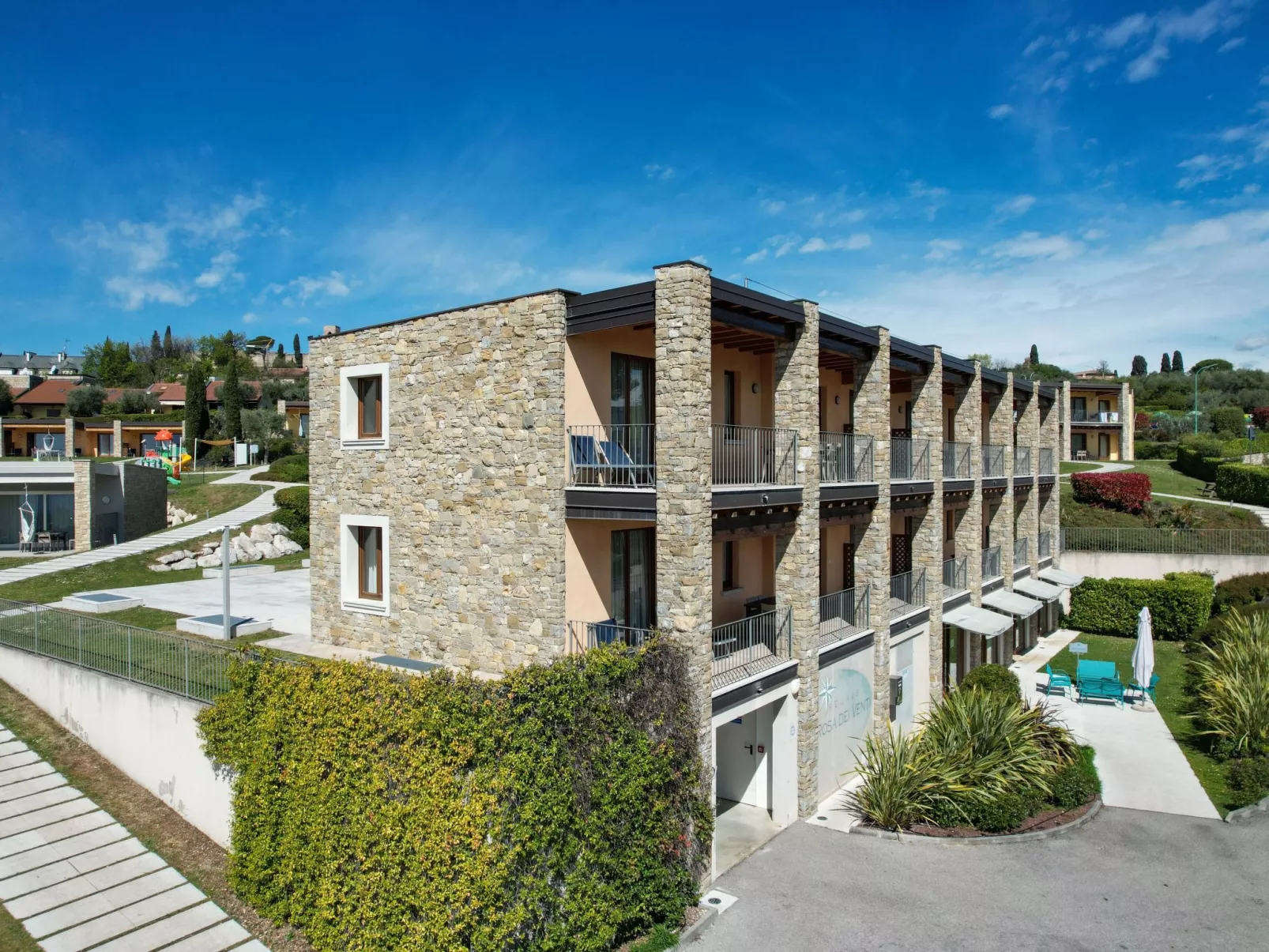 Wohnung mit Balkon, Schwimmbad und Seeblick-Binnen