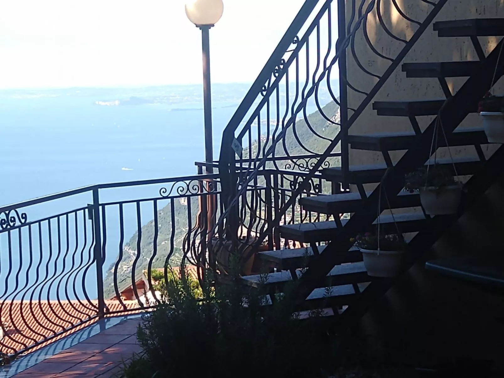 In einer Villa mit Garten und Blick auf den Gardasee-Buiten