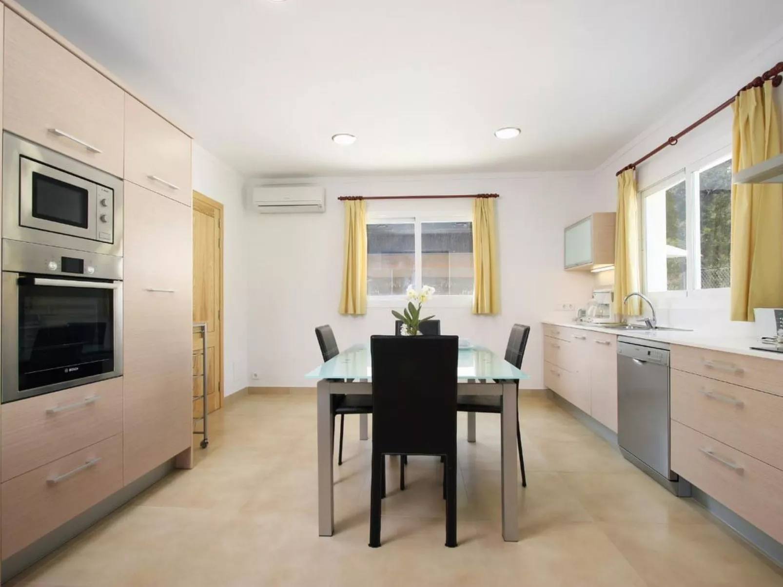 Villa Medina, Cala Sant Vicenç-Binnen