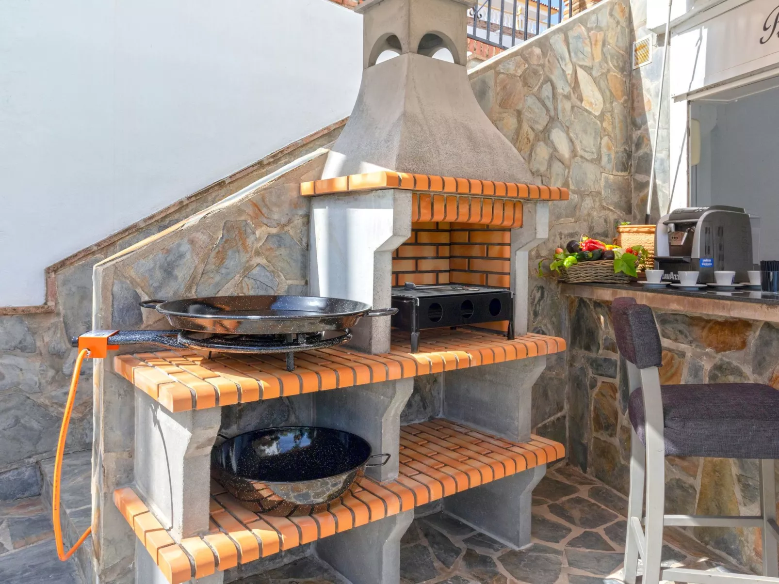 Spa-Spielzimmer mit Außen-Whirlpool und Schwimmbad-Binnen