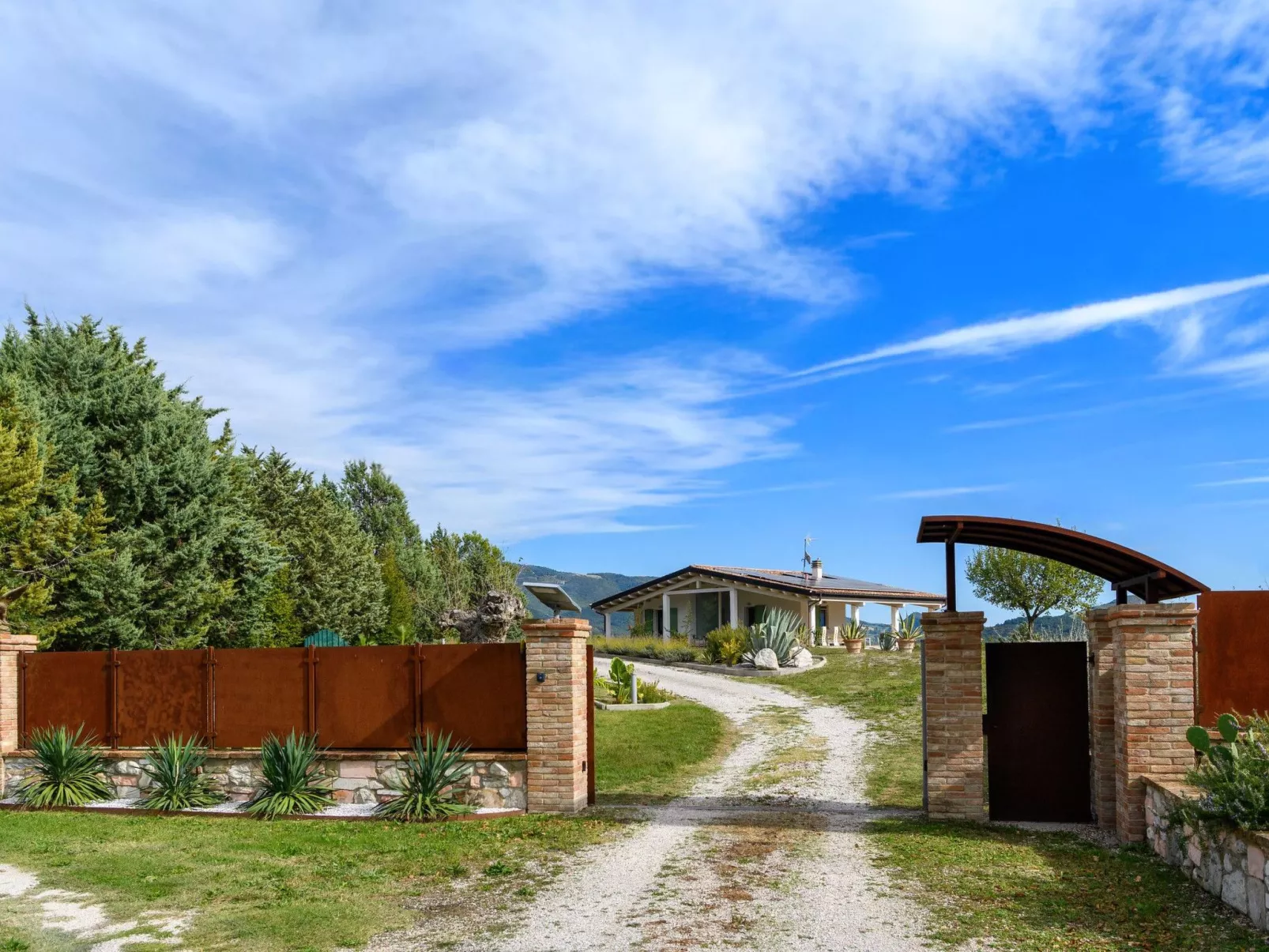 Villa Montefalcone, Außen- und Innenpool-Binnen