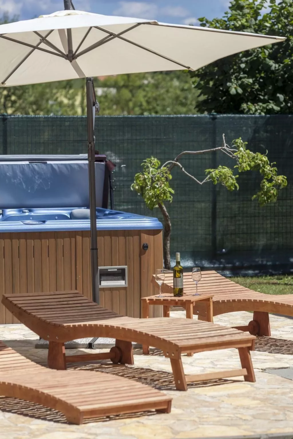 In Vintijan mit Großem Whirlpool-Buiten