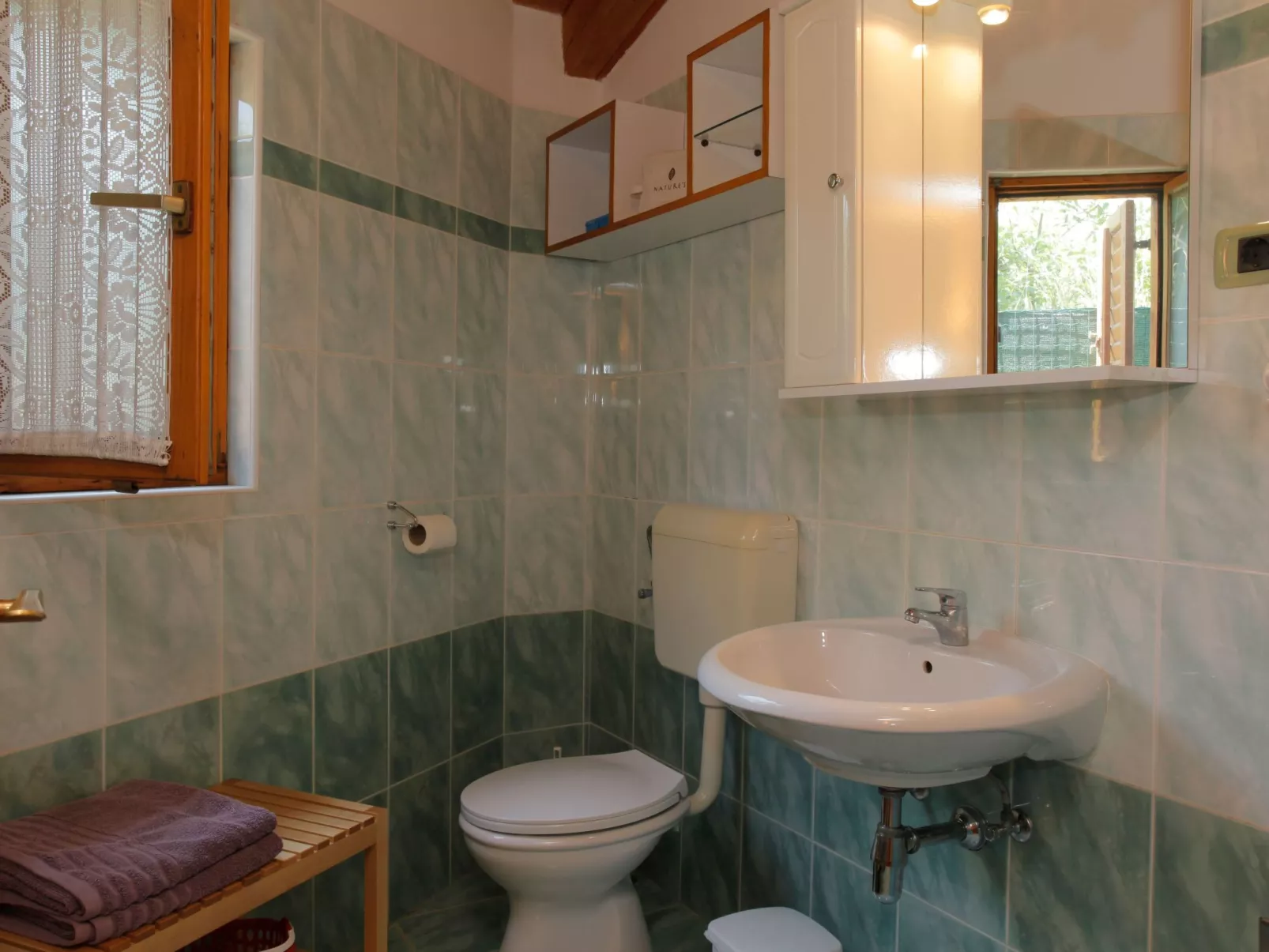 Mit schönem Garten und Sonnenterrasse-Binnen