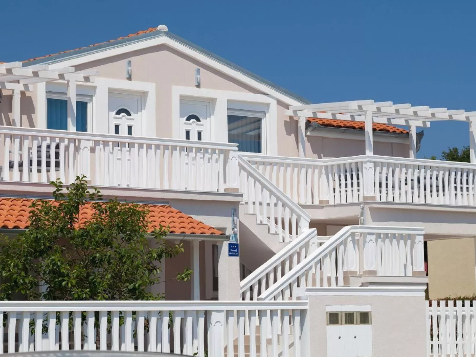 Mit Jacuzzi in Villa mit Parkplatz-Binnen