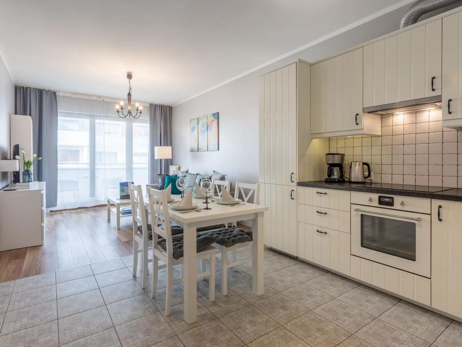 Zuza mit schönem Sonnenbalkon-Image-tags.info