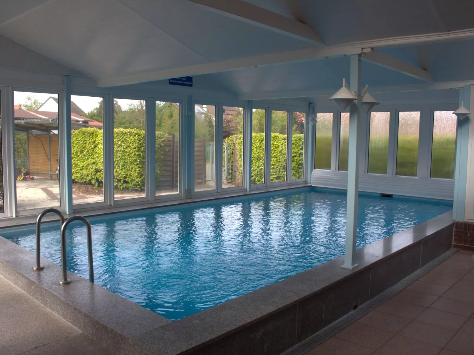 Geräumige Ferienwohnung in Burhave mit Grill, Garten und Pool-Buiten