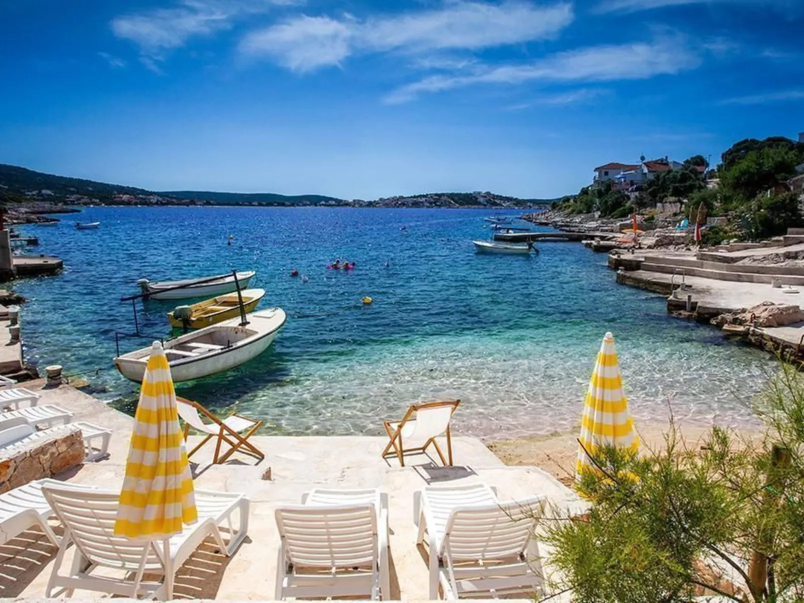 Luxuriöses Ferienhaus mit Pool direkt am Meer-Image-tags.info