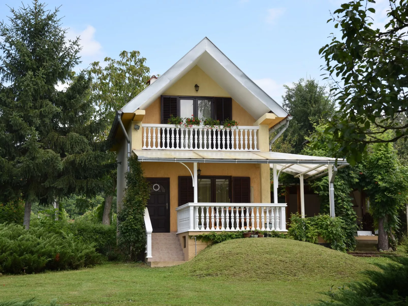 Hütte mit Garten, Grill und Terrasse-Buiten