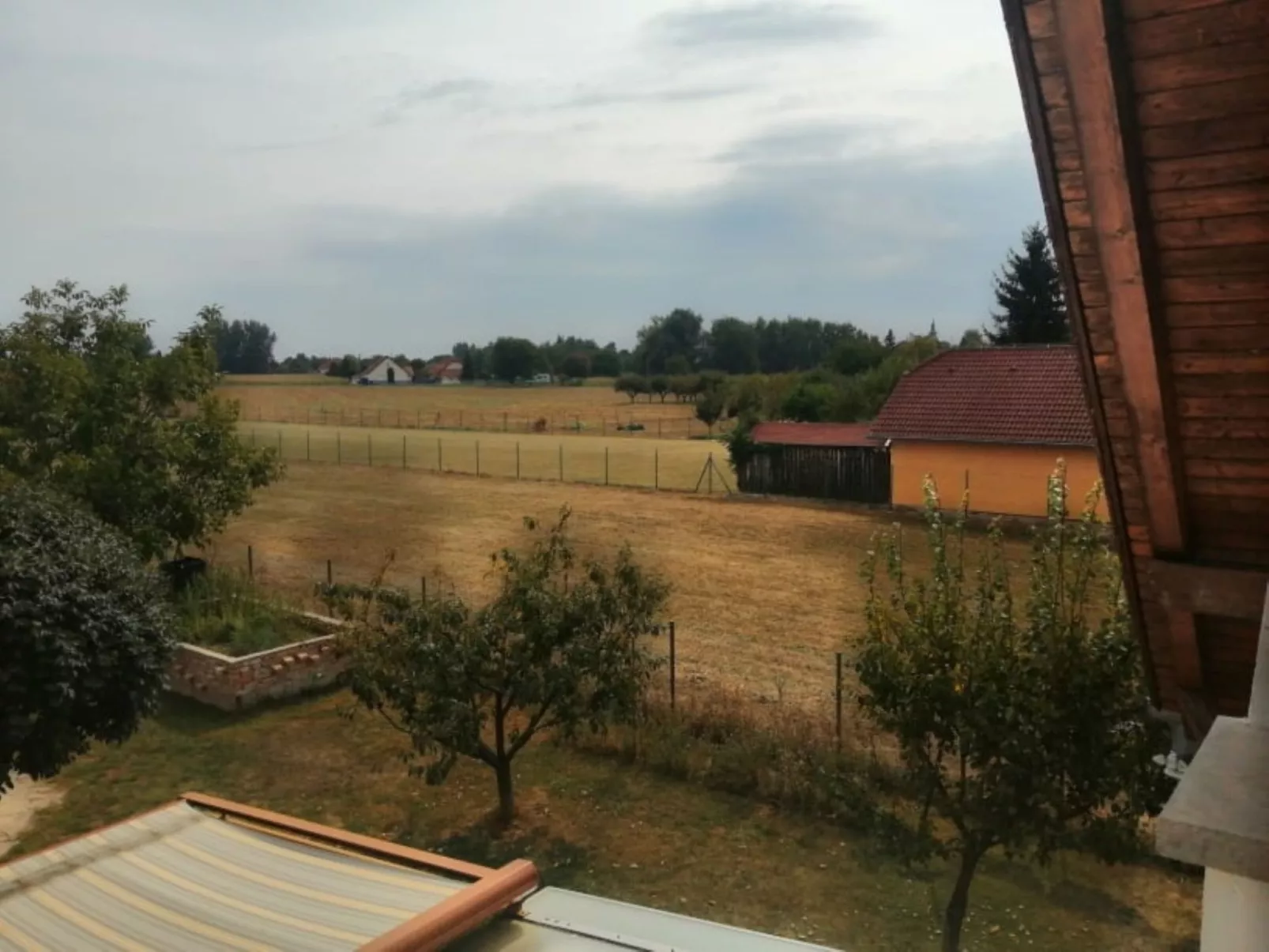 Schöne Ferienwohnung in ruhiger Lage-Buiten