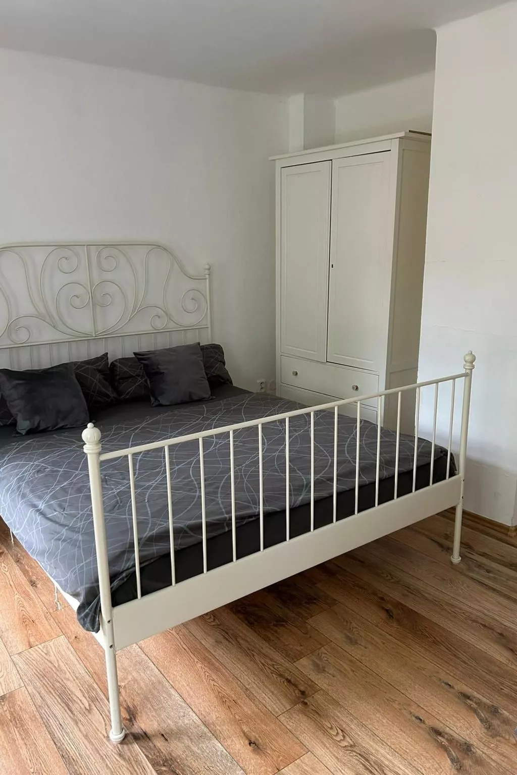 Traditionelles Haus, umgeben von Wäldern in Ralsko-Binnen