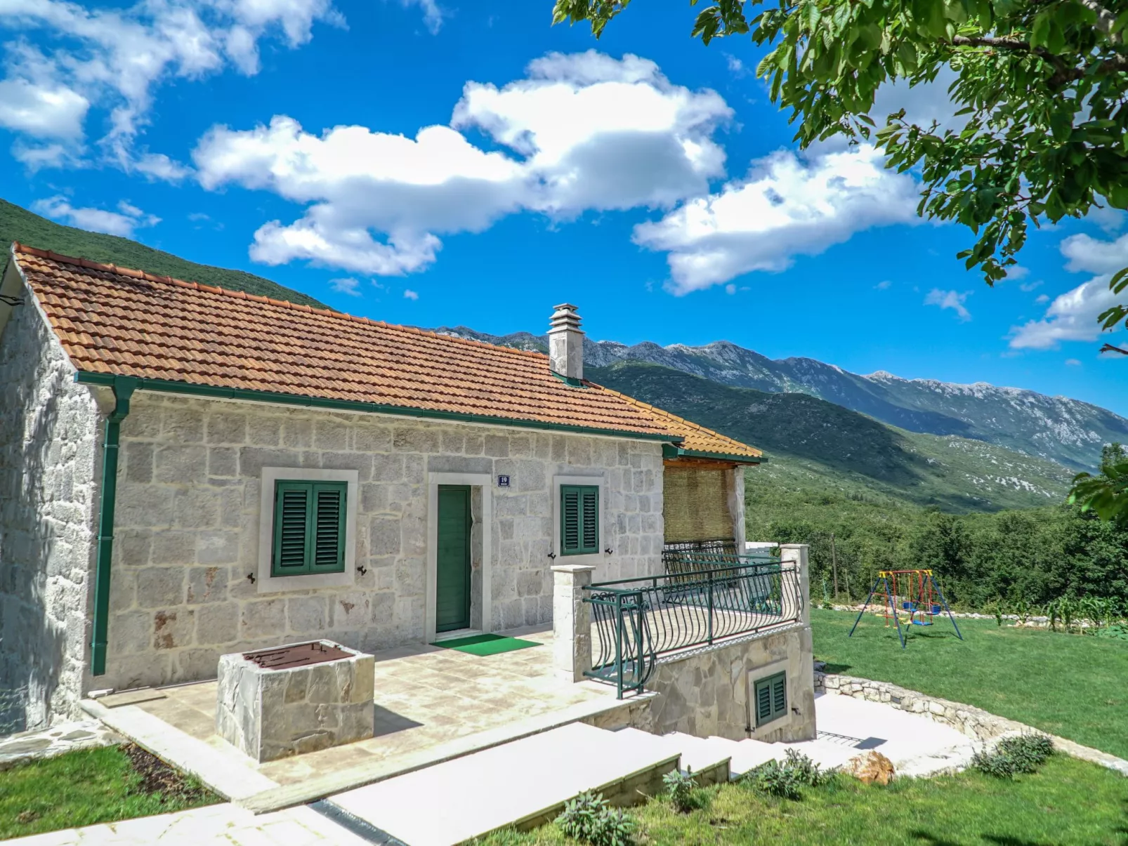 In Zagvozd mit Privatem Pool-Buiten