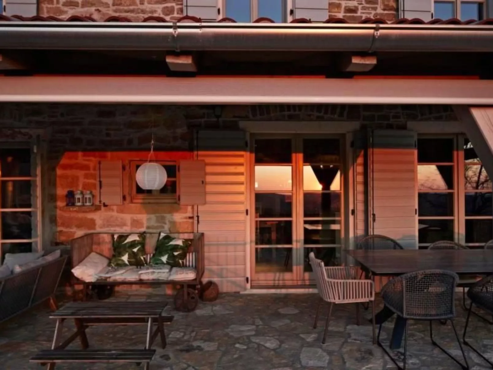 In Kostanjica mit Grill, Terrasse und Garten-Buiten