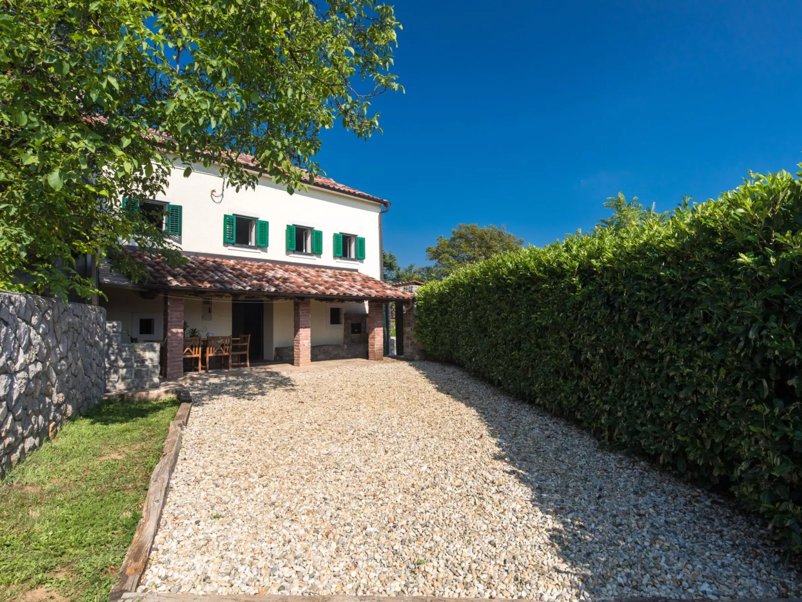 Haus mit modernem Interieur und einer alten Taverne - Image-tags.info