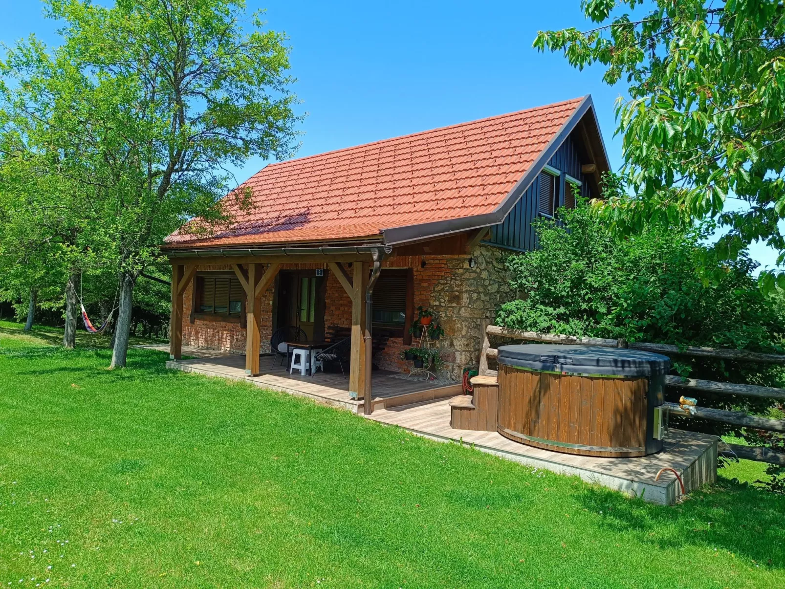 Haus in Sleme Skradsko mit Whirlpool und Parkplatz-Binnen