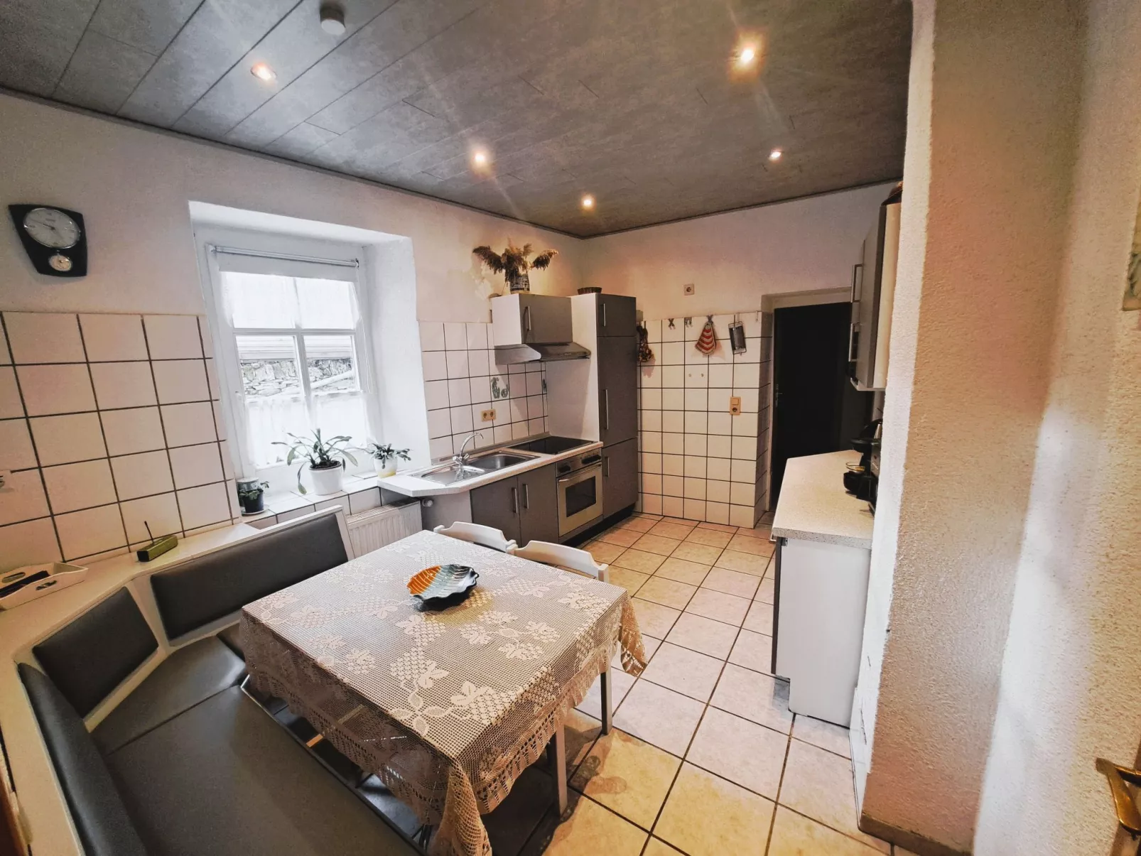 Mit Garten und Parkplatz-Binnen