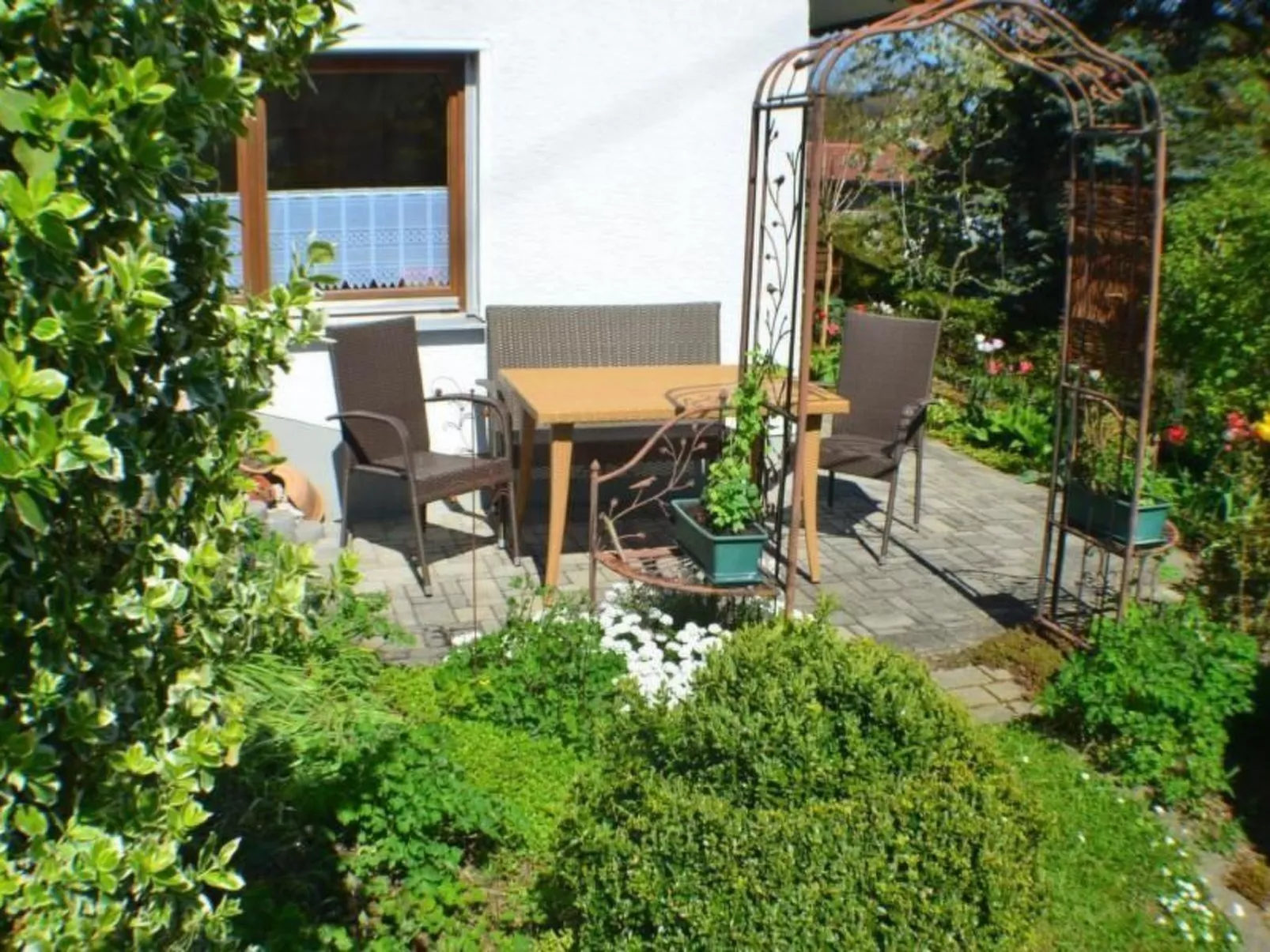 Gemütliche Ferienwohnung in Weiherhäuser mit Garten und Terrasse-Buiten