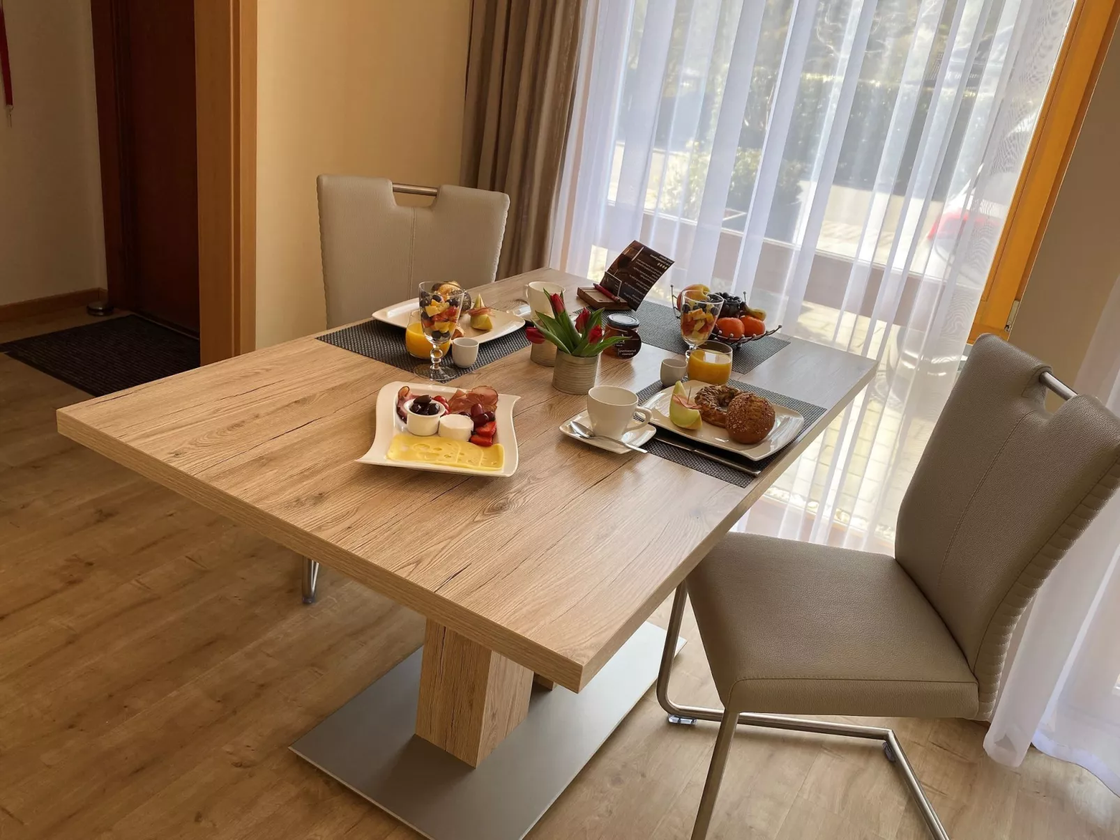 Mit Parkplatz und Terrasse-Binnen