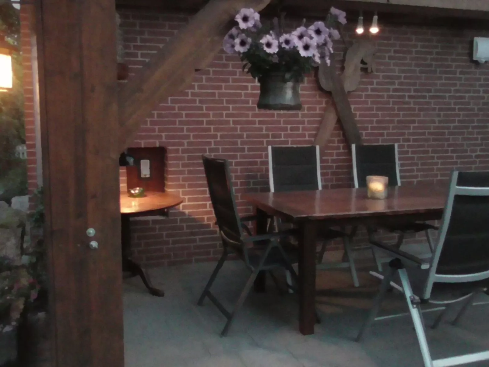 Mit überdachter Terrasse und Carport-Binnen