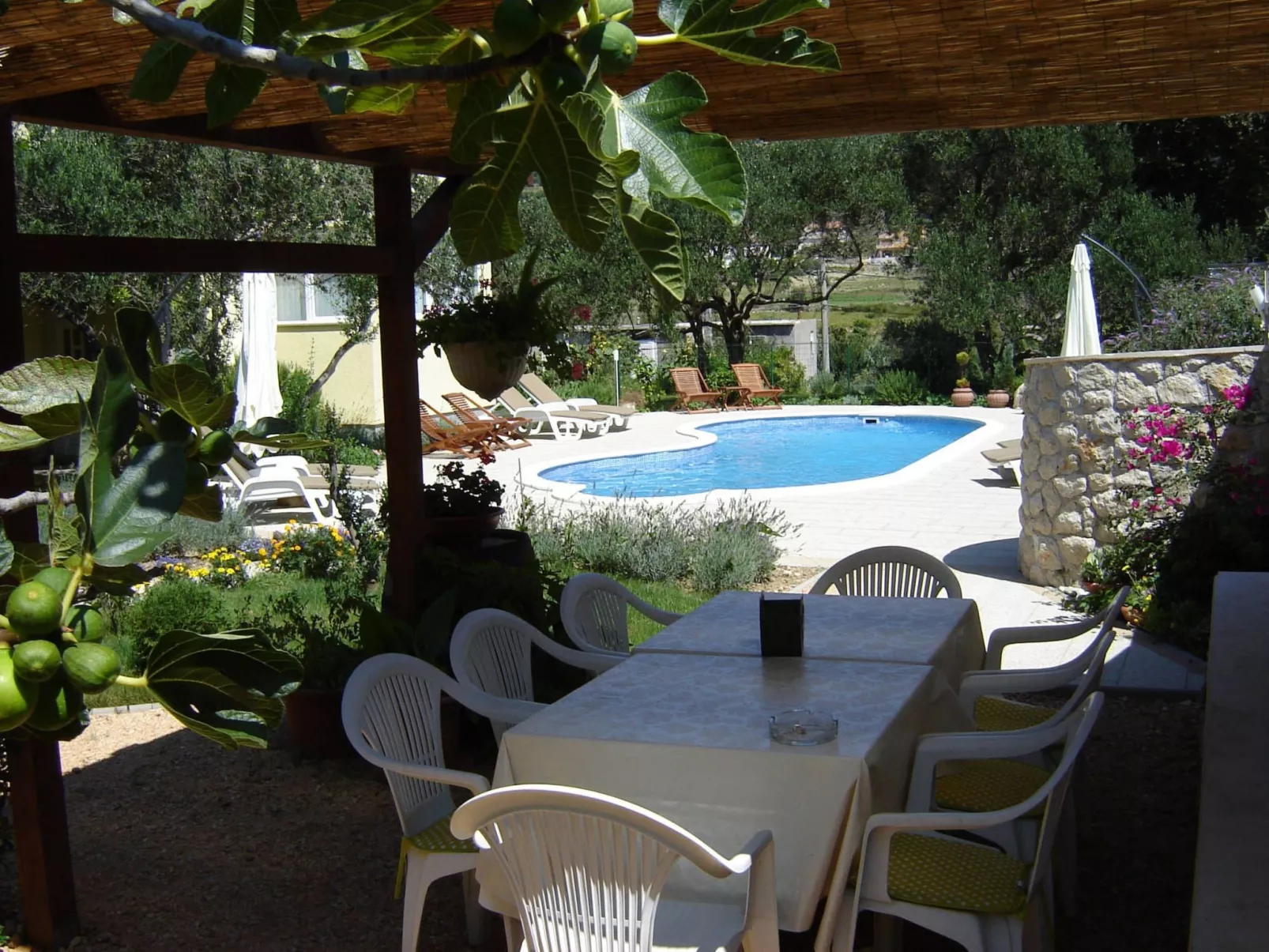 "Blaues" Apartment mit Swimmingpool-Buiten