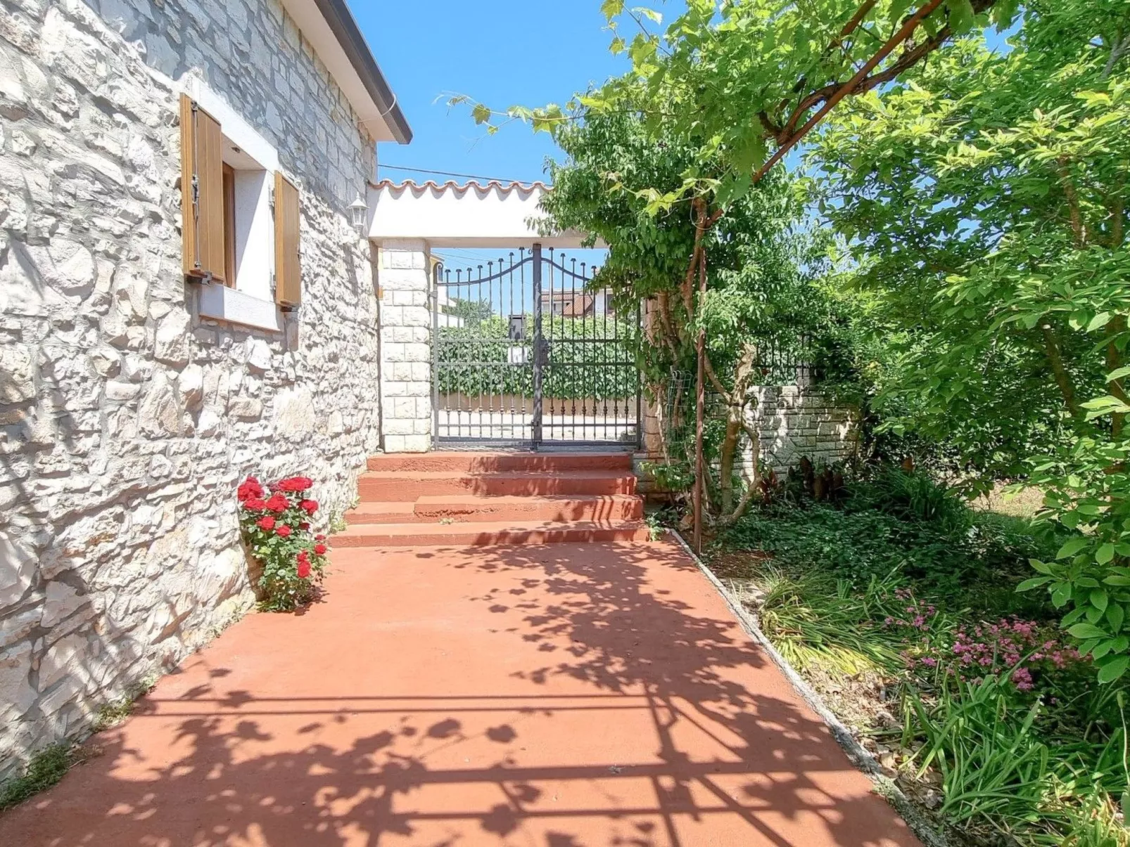 Einzimmerwohnung "Nadja 2" mit Terrasse-Buiten