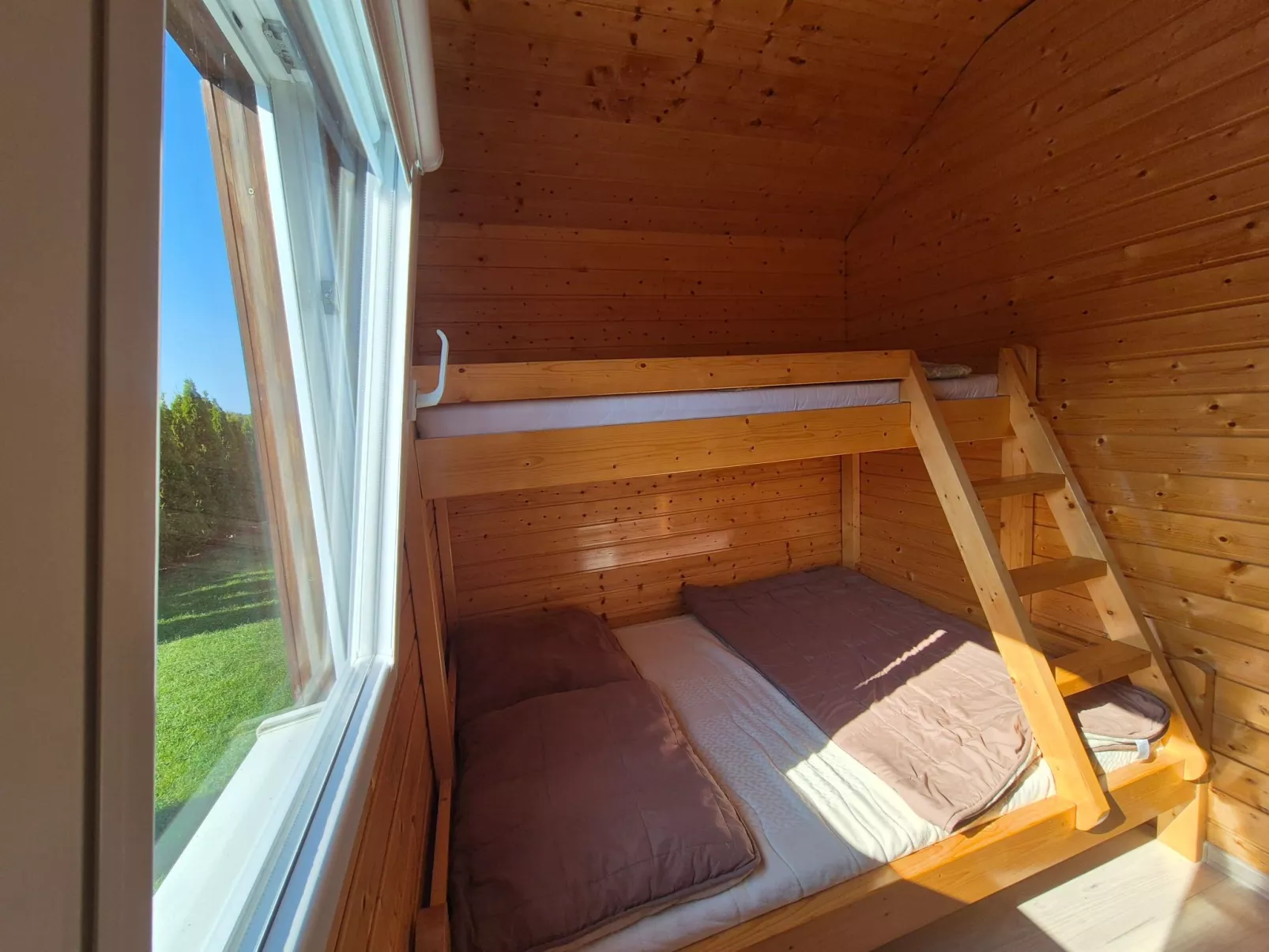 Mit Schwimmbad-Binnen