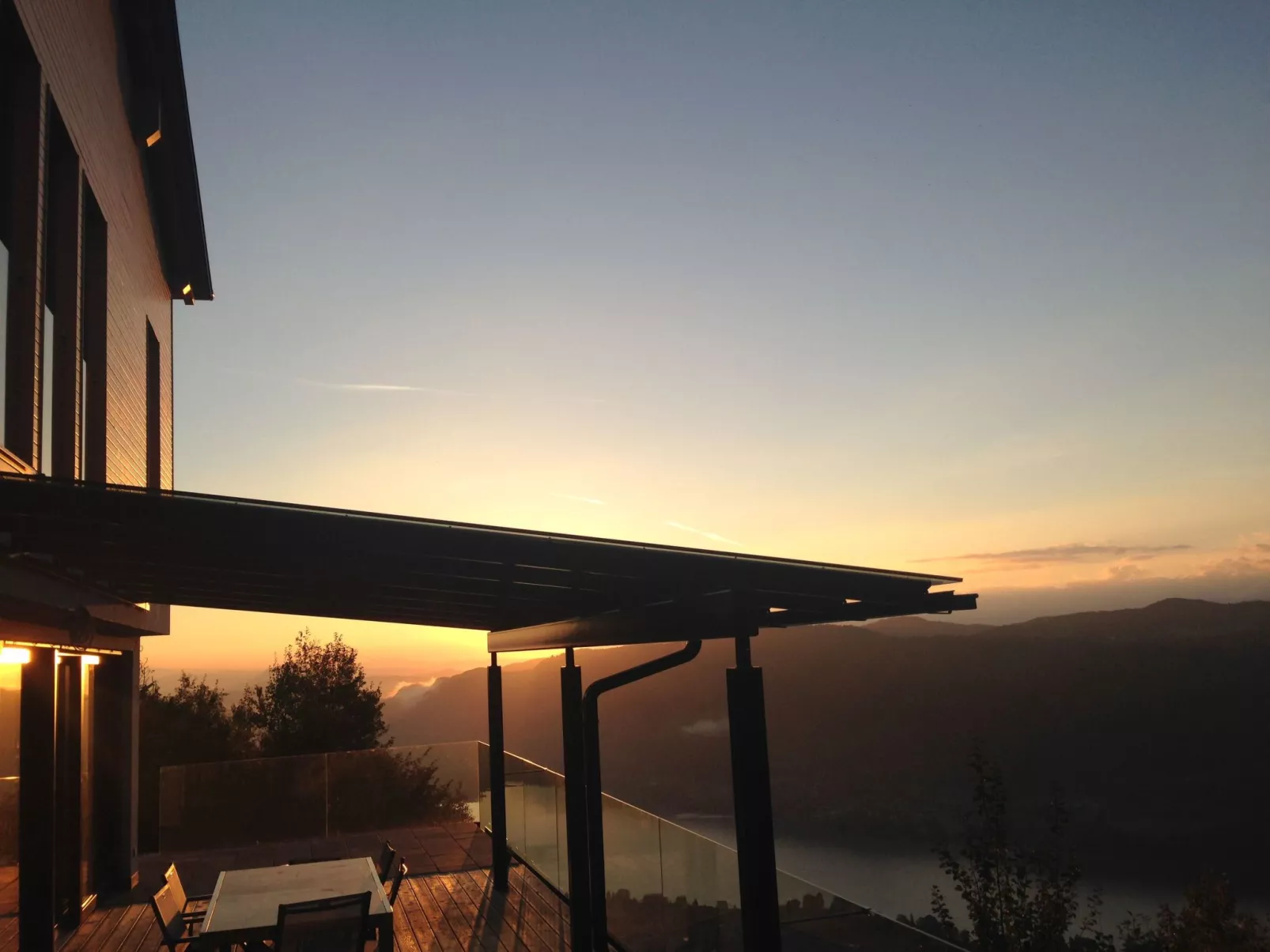 Freistehendes Ferienhaus mit Blick auf den See-Buiten