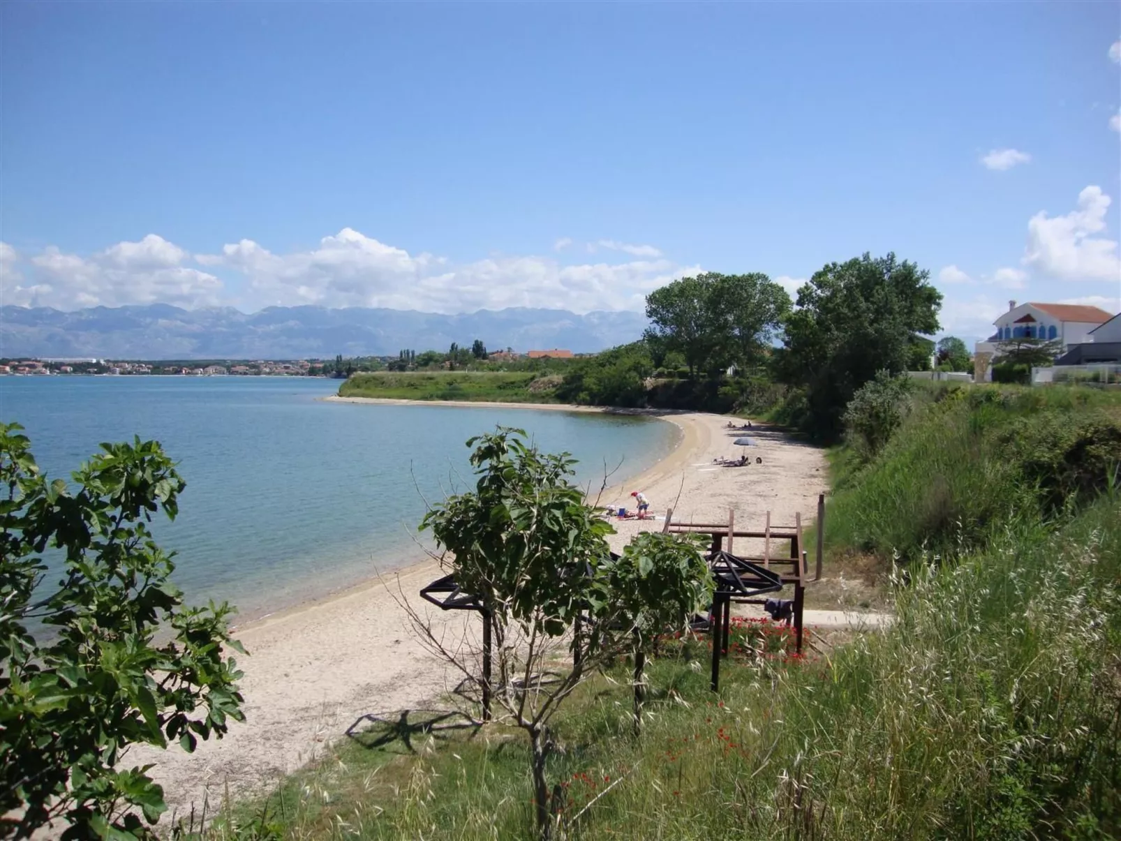 Am Fluss gelegenes Haus mit Galerieschlafplätzen-Binnen