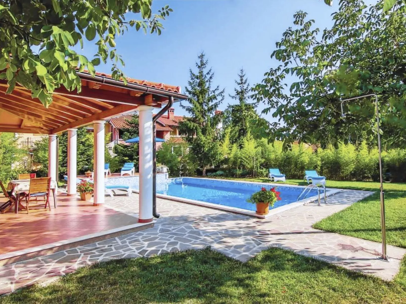 Valmonida mit Pool-Binnen