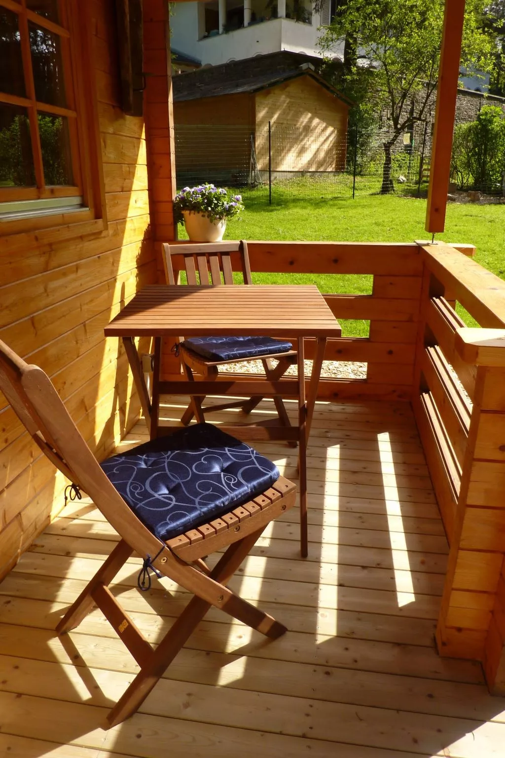 Holz-Blockhaus für vier Personen mit Terrasse-Binnen