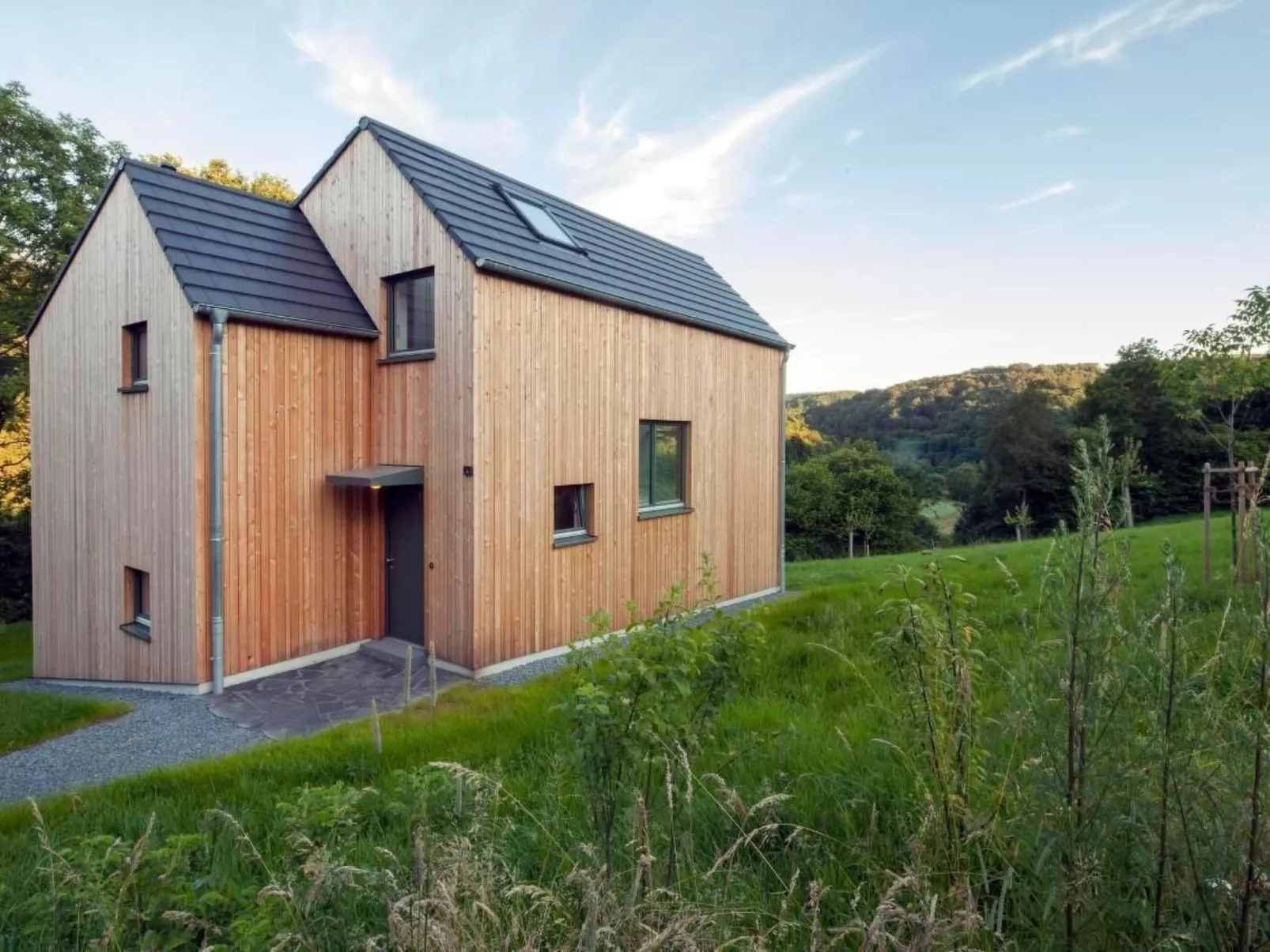 Moderner Holzhausneubau in der Eifel-Buiten