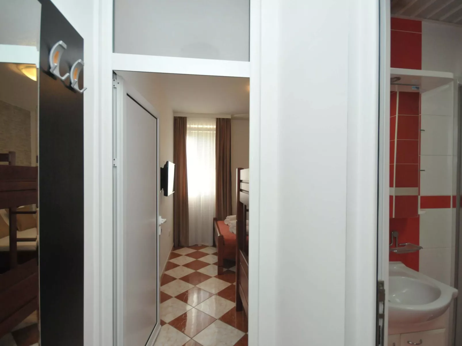 Wohnung mit Waschmaschine und Geschirrspüler-Binnen