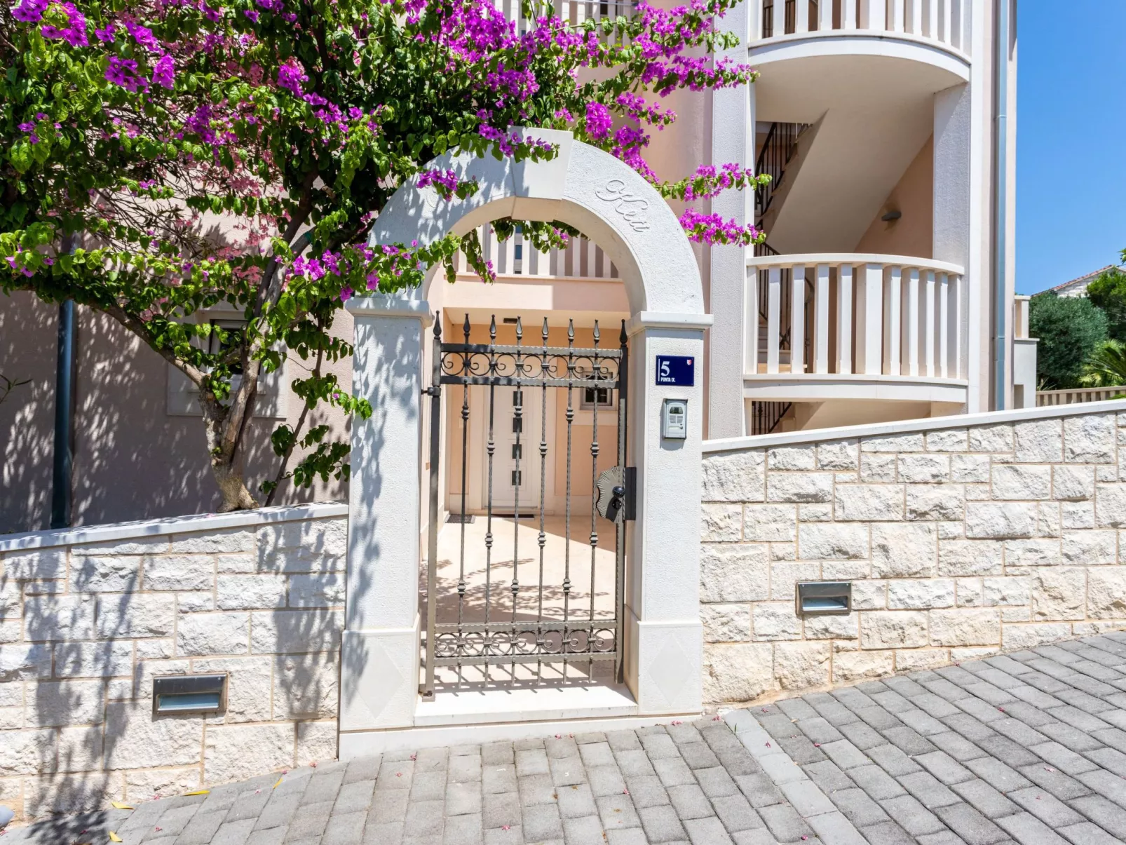 Geräumige Ferienwohnung mit privatem Sonnenbalkon-Buiten