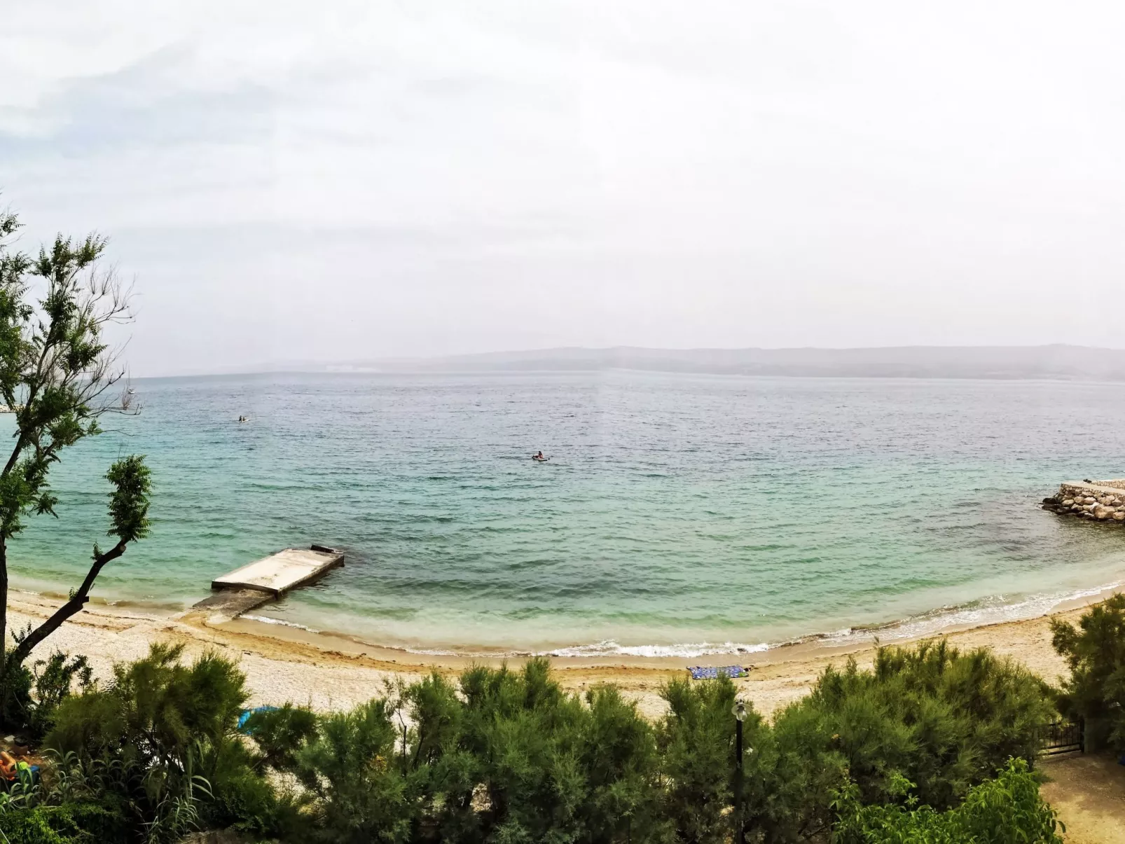 Große Ferienwohnung in Duće mit Privatem Balkon und Meerblick-Buiten