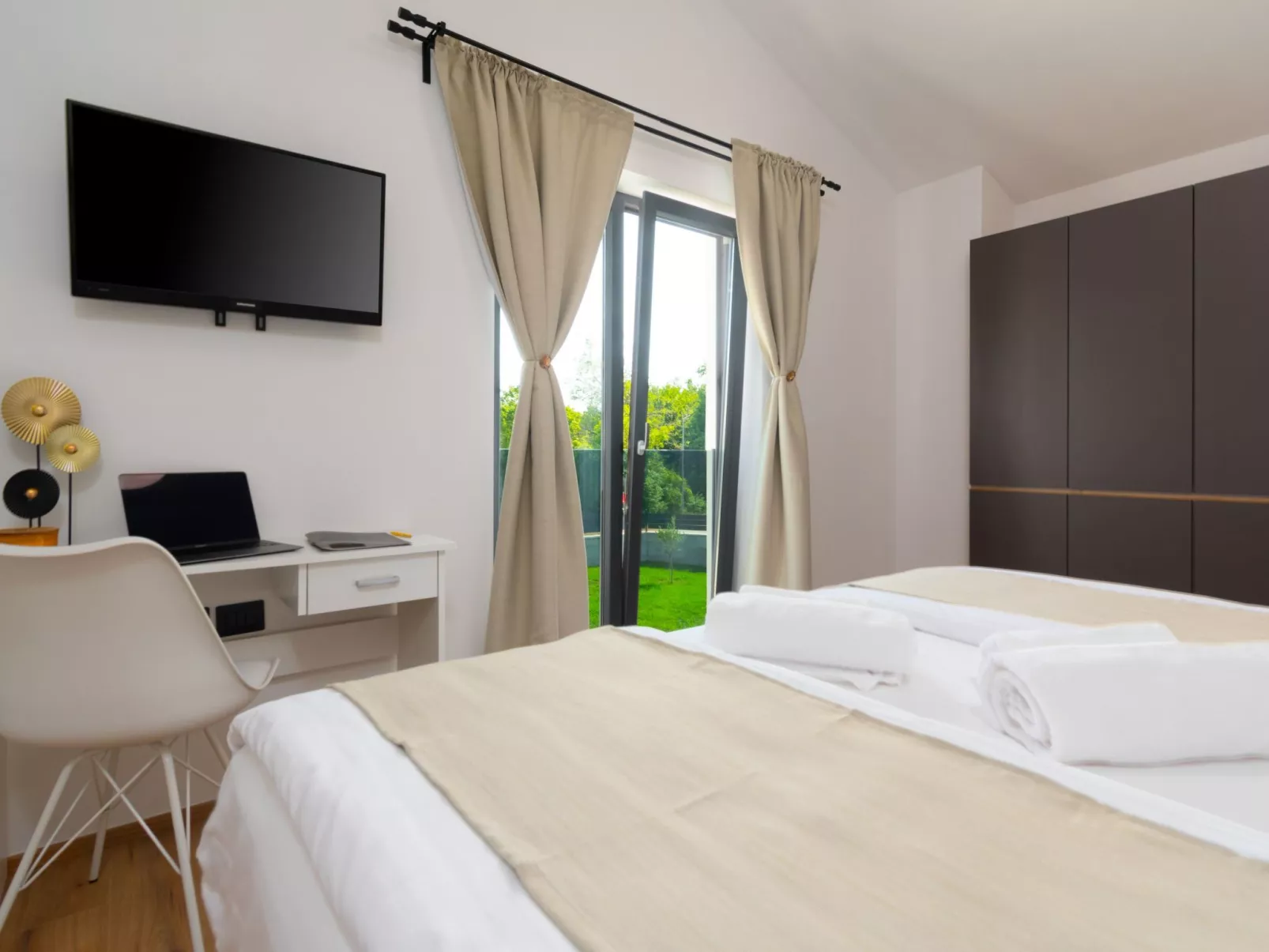 Modern 300m² Villa - King Beds and Leisure Zone-Binnen