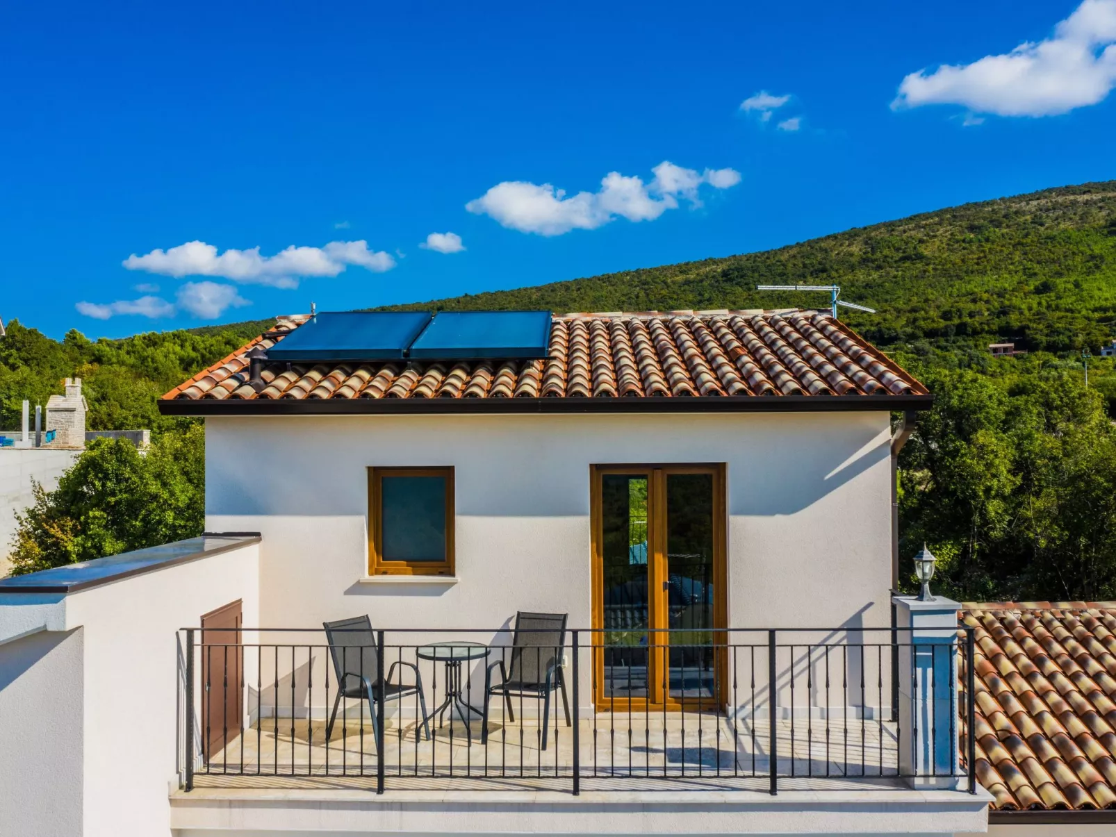 Elegantes Escape mit Pool und Panoramablick-Image-tags.info