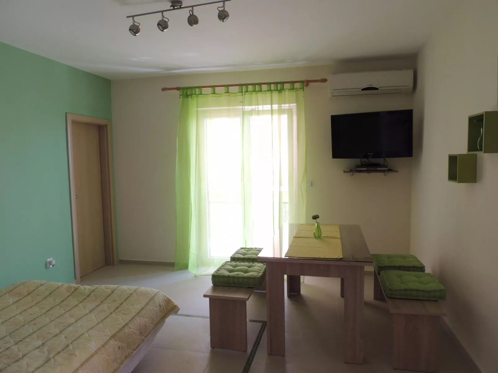 "Denona" mit Blick auf das Wasser-Binnen