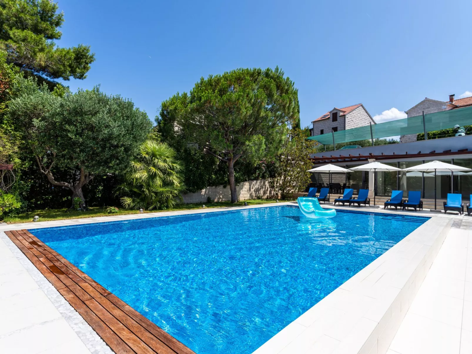 Große Ferienwohnung mit Pool, Garten und Terrasse-Buiten