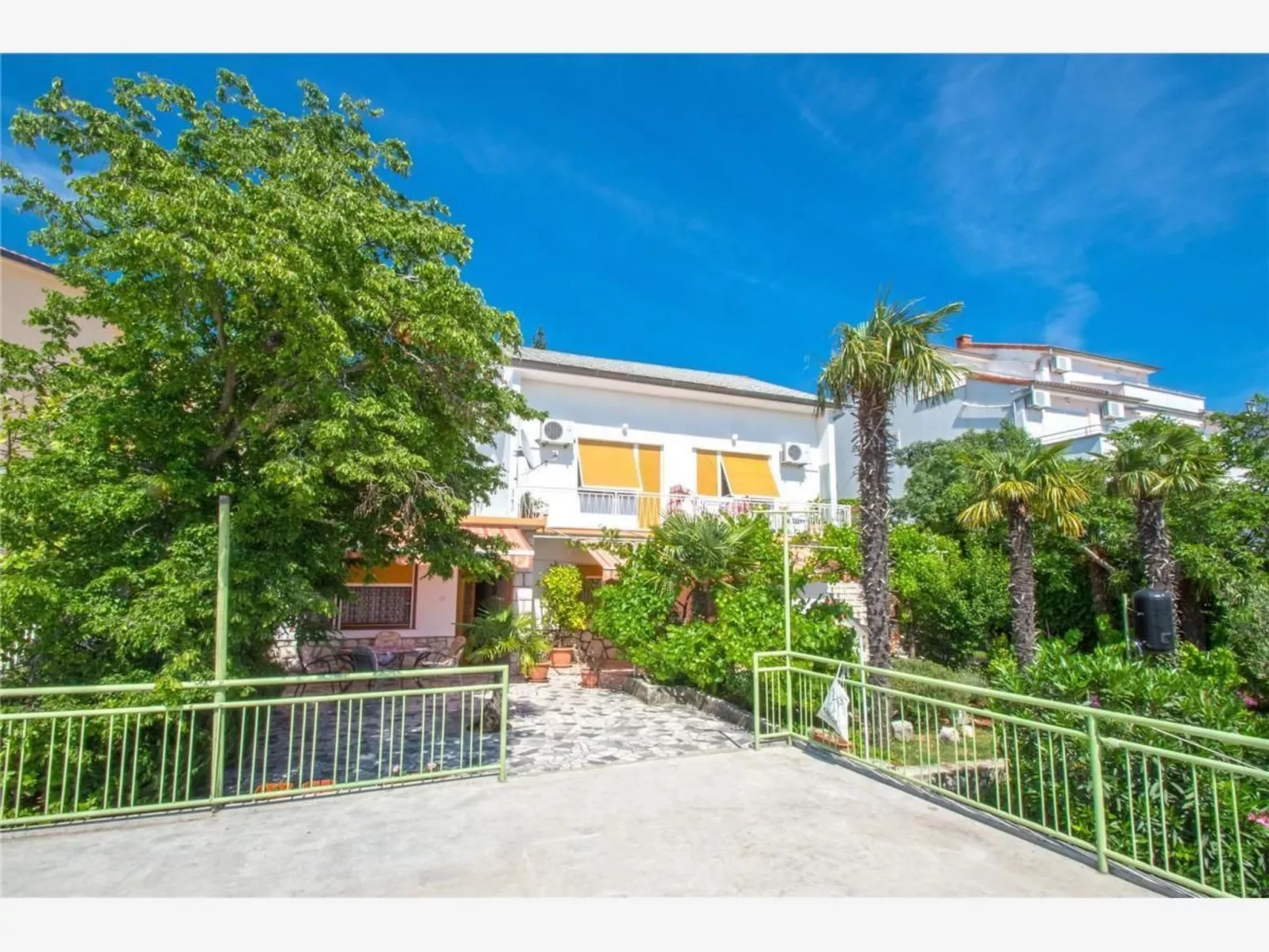 Wohnung in Dramalj mit Schöner Terrasse und Meerblick-Buiten