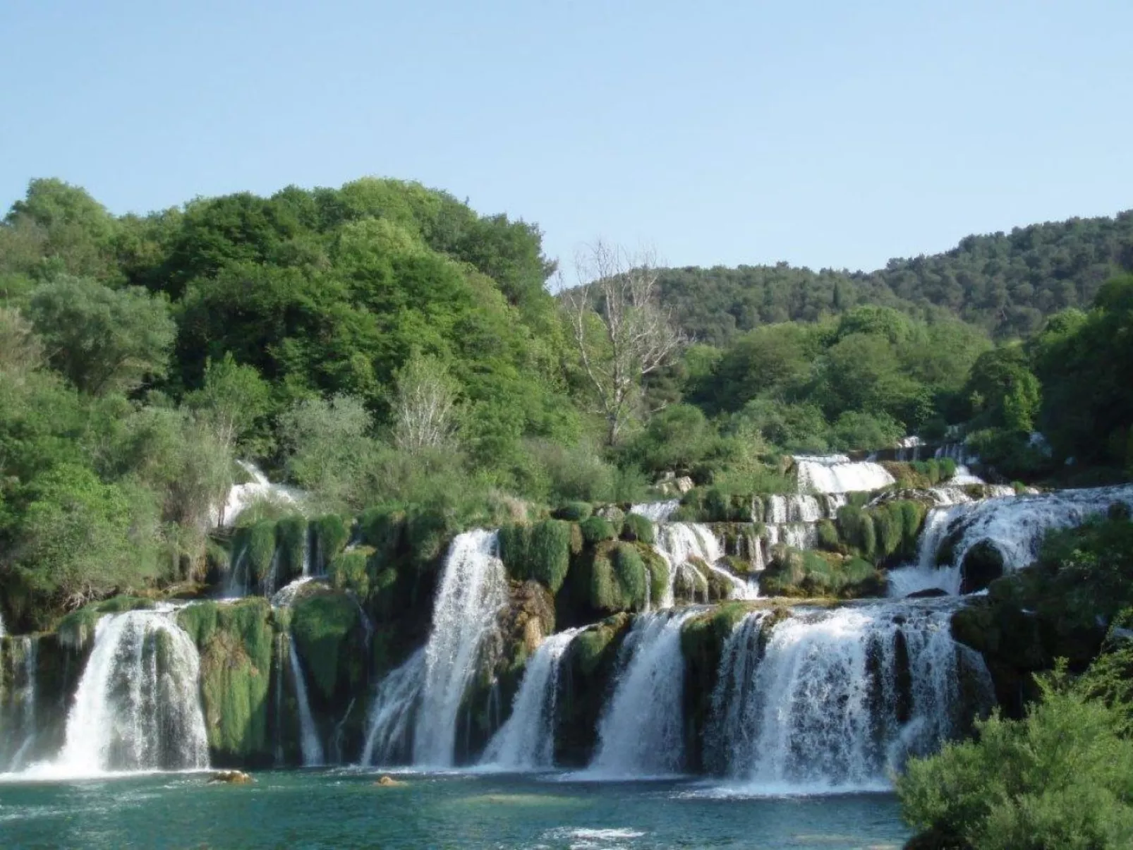 Klimatisierte Ferienwohnung in Okrug Gornji mit Gepflegtem Garten und Seeblick-Buiten
