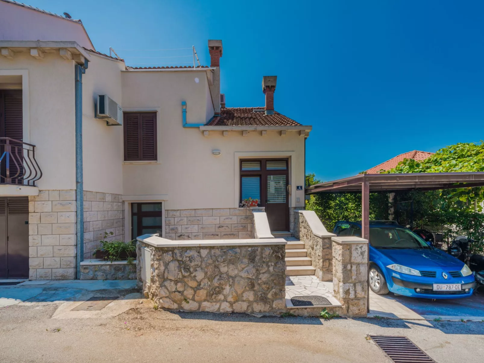 Geräumige Ferienwohnung mit eigener Terrasse-Binnen