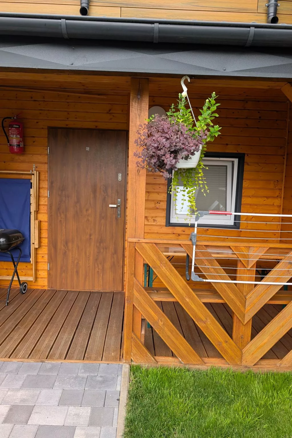 Trebor"-Häuser in einem eingezäunten Gebiet-Image-tags.info