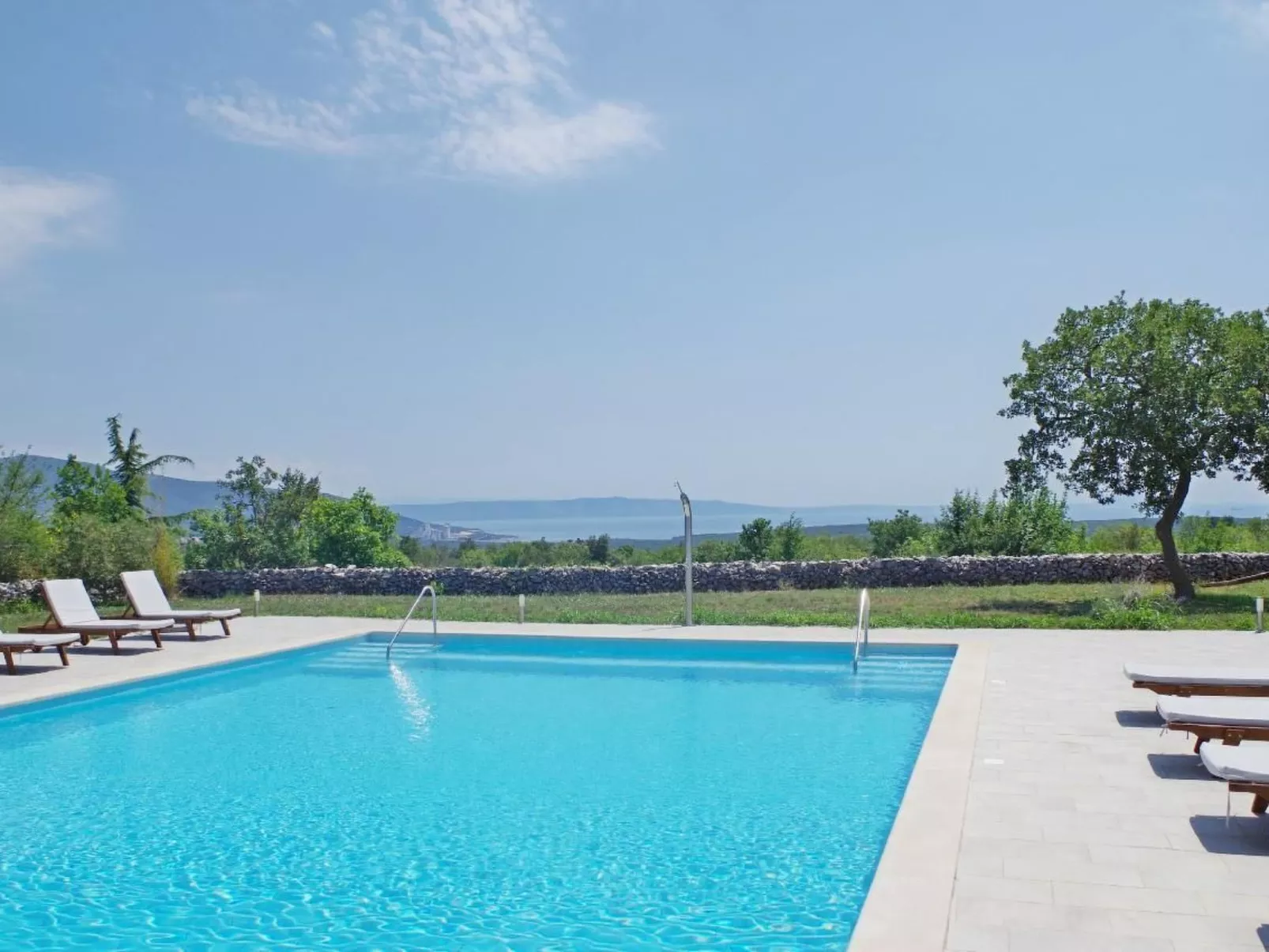 Appartement in Rakalj mit gemeinsamem Pool, Terrasse und Grill-Buiten