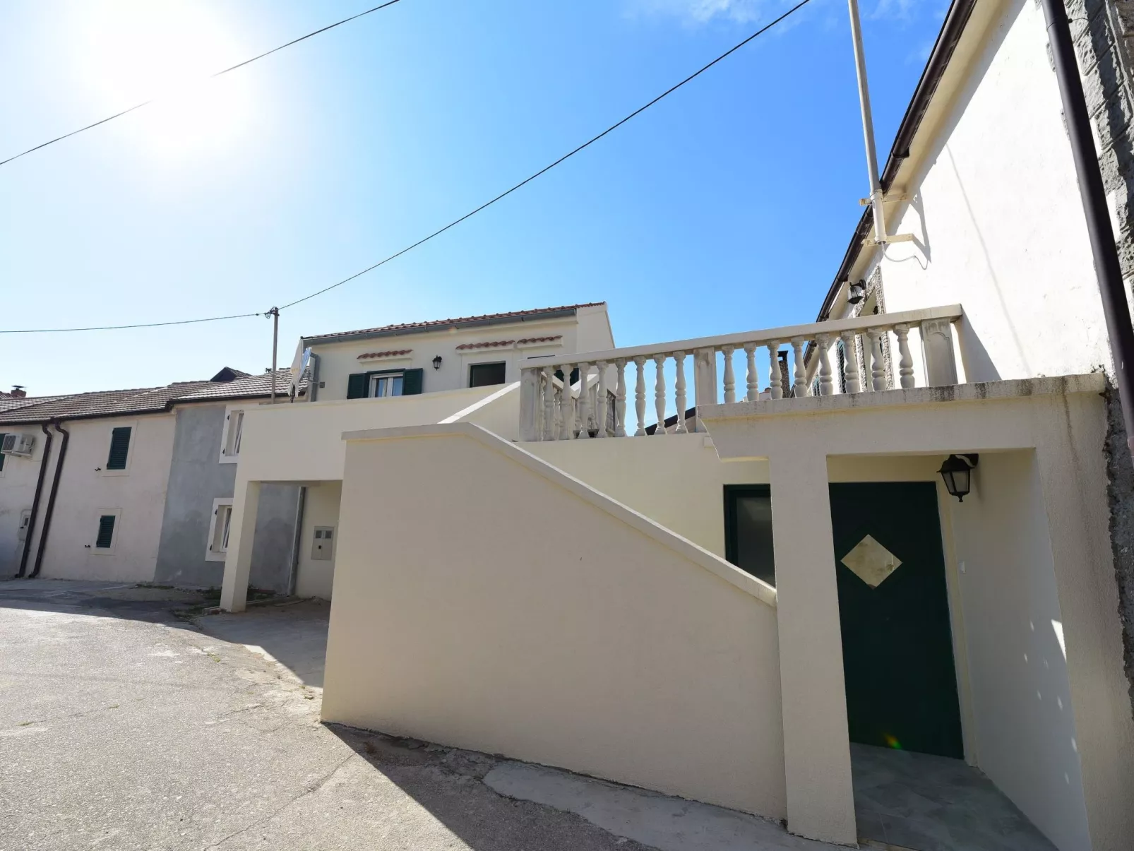 Wohnung mit Garage-Buiten