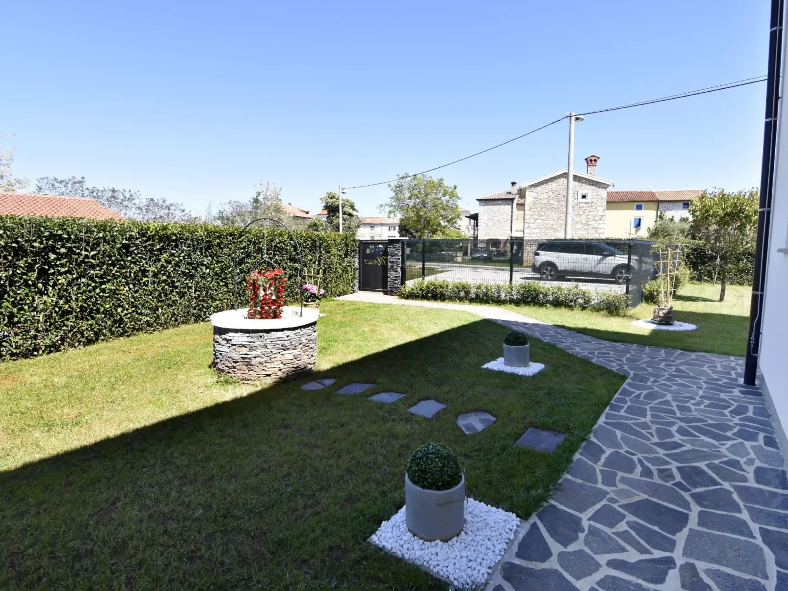 Apartment 2 in einer neuen Villa mit Pool in ruhiger Lage-Binnen