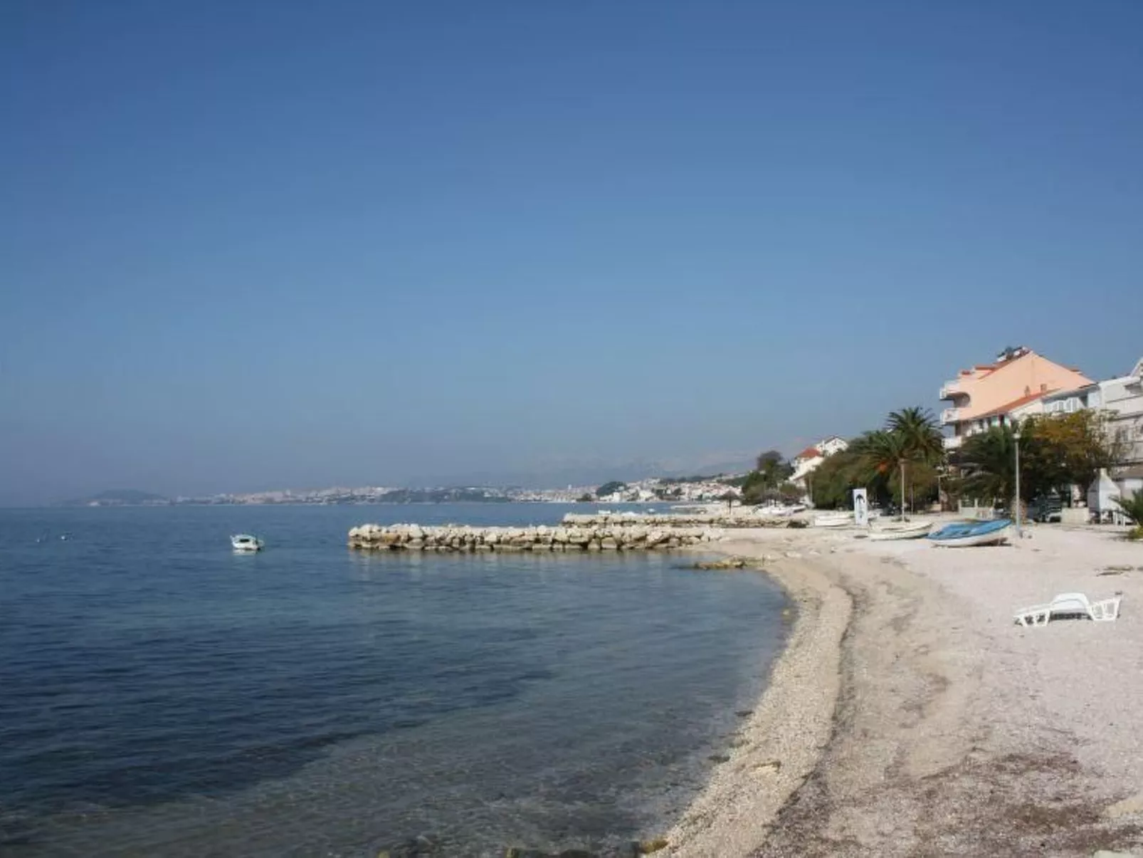 Maric mit Terrasse und Balkon-Buiten
