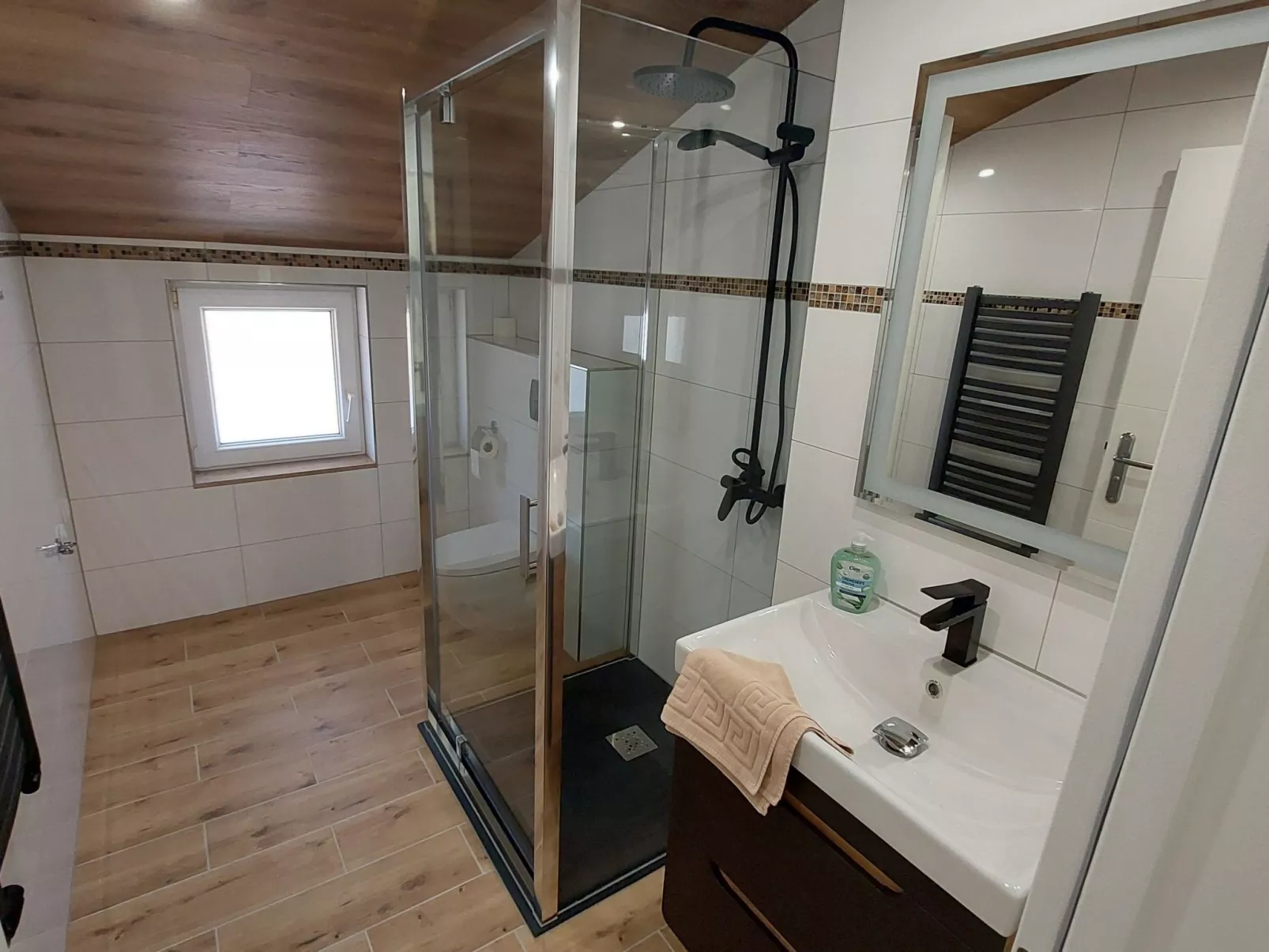 Mit eigenem Parkplatz-Binnen