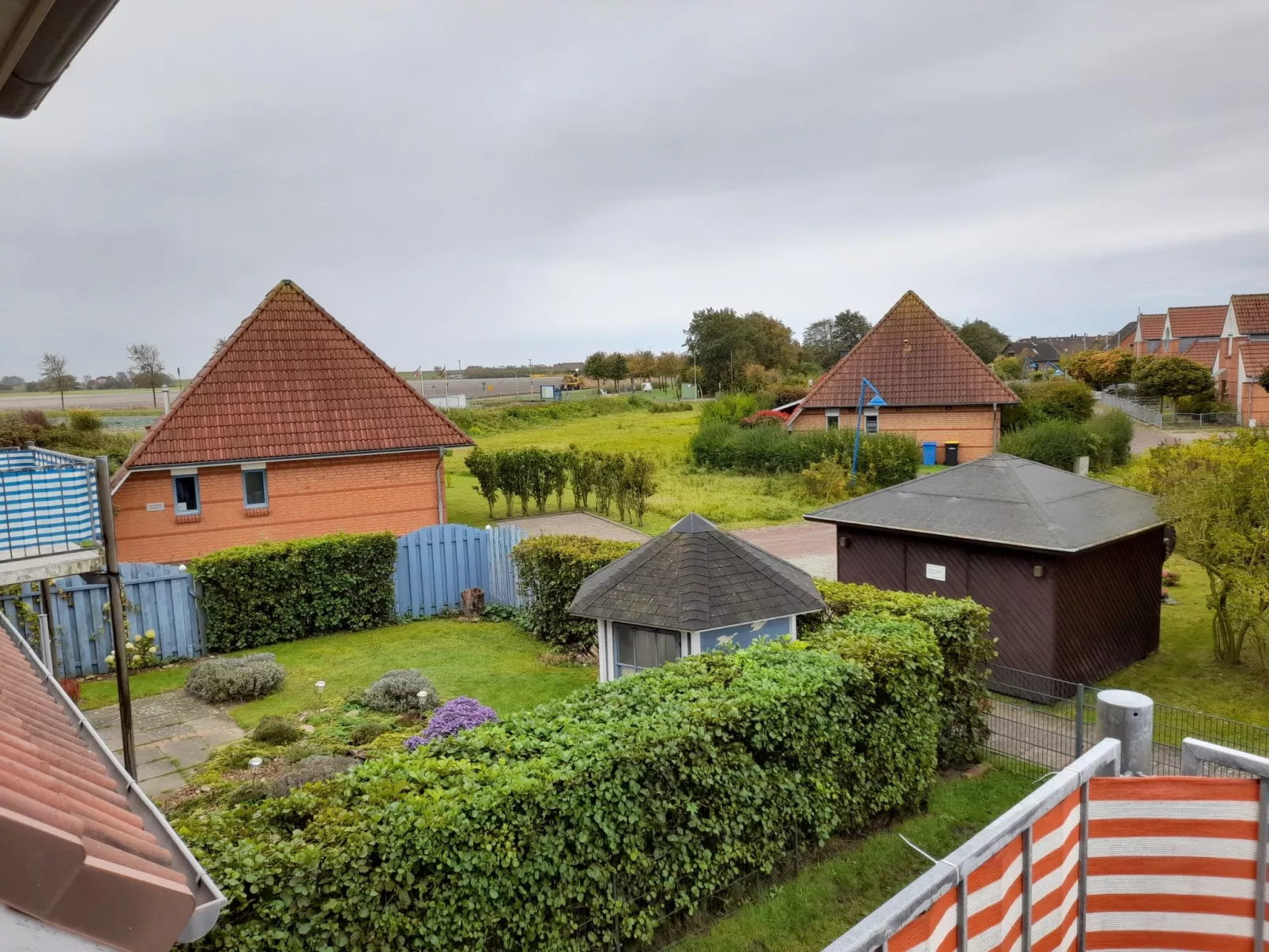 Moderne Ferienwohnung mit Balkon in Strandnähe-Buiten