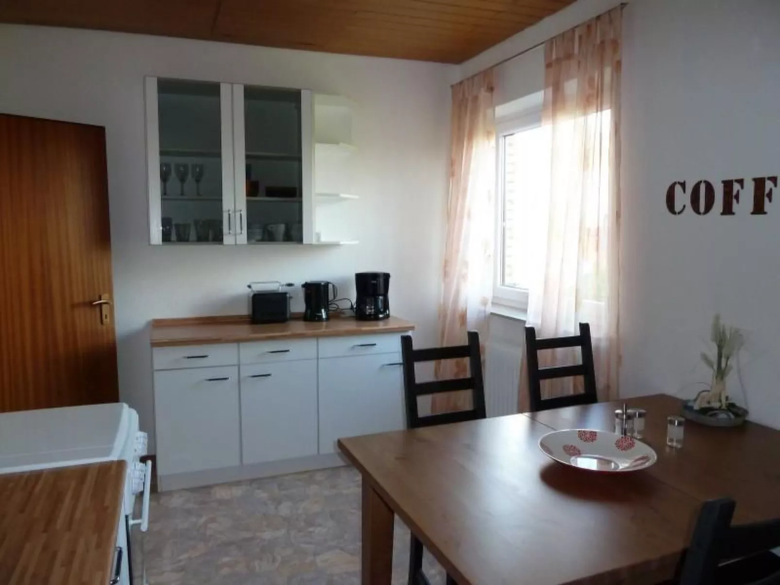 Ruhige Ferienwohnung mit Balkon und Parkplatz-Binnen